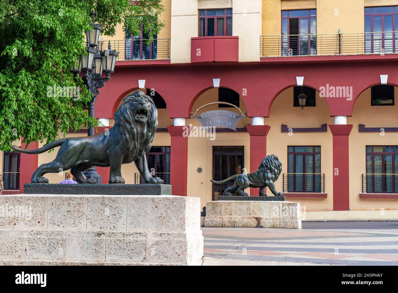 Das Restaurant El Paseo und die Löwen-Skulpturen Paseo del Prado Stockfoto