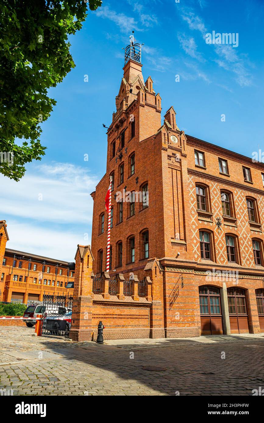 Posen, Polen - 09. August 2021. Gemauerte Gebäude der Feuerwehr - Komenda Wojewodzka Panstwowej Strazy Pozarnej Stockfoto