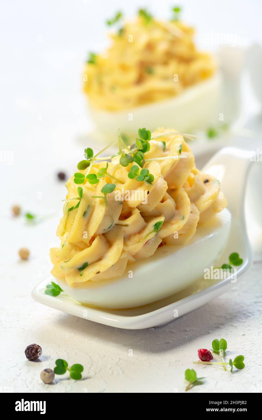 Gefüllte Eier mit Frischkäse und Micro-Greens. Stockfoto