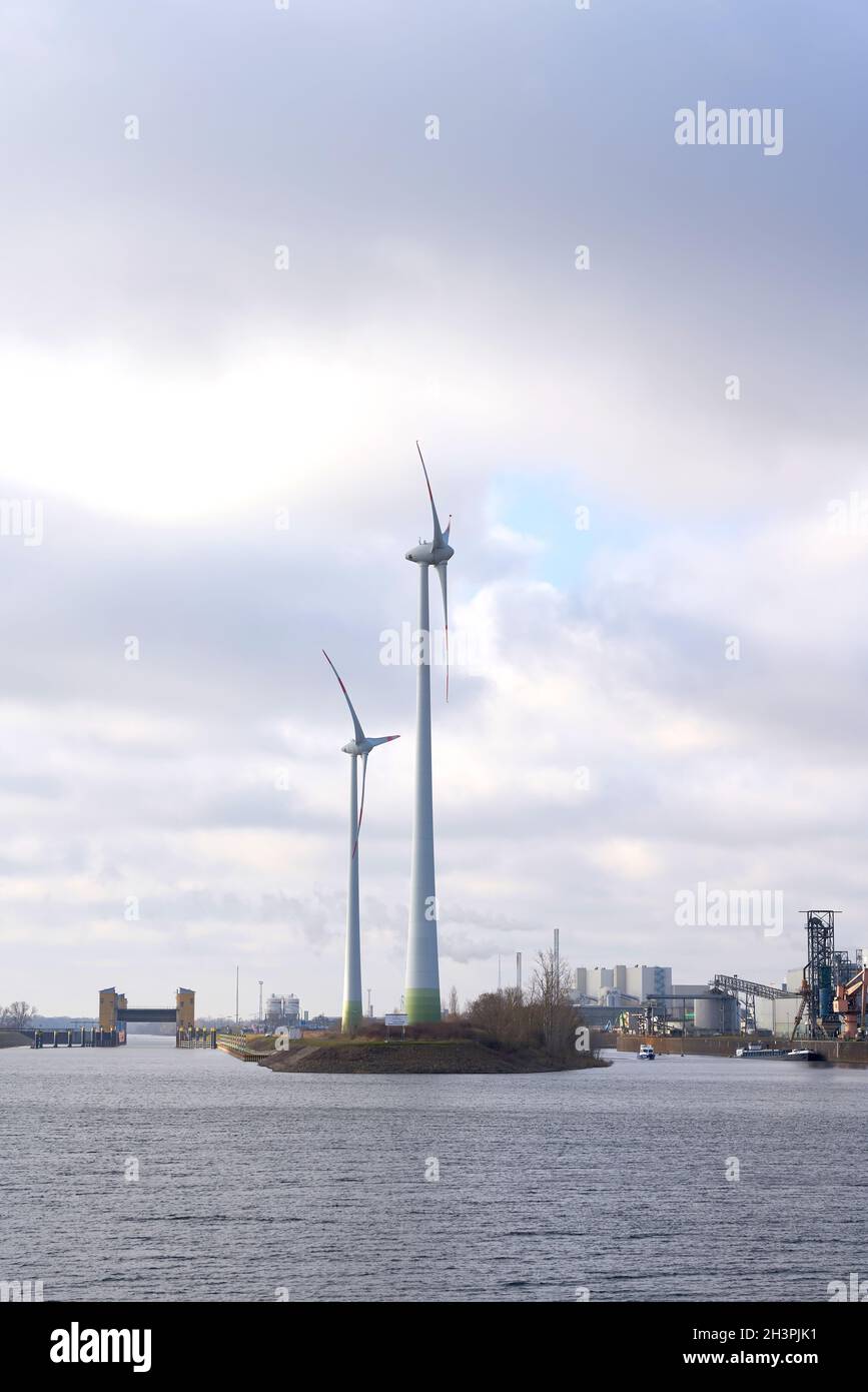 Industrie und Windkraftanlagen im Industriehafen in der nördlich der Stadt Magdeburg in Deutschland Stockfoto