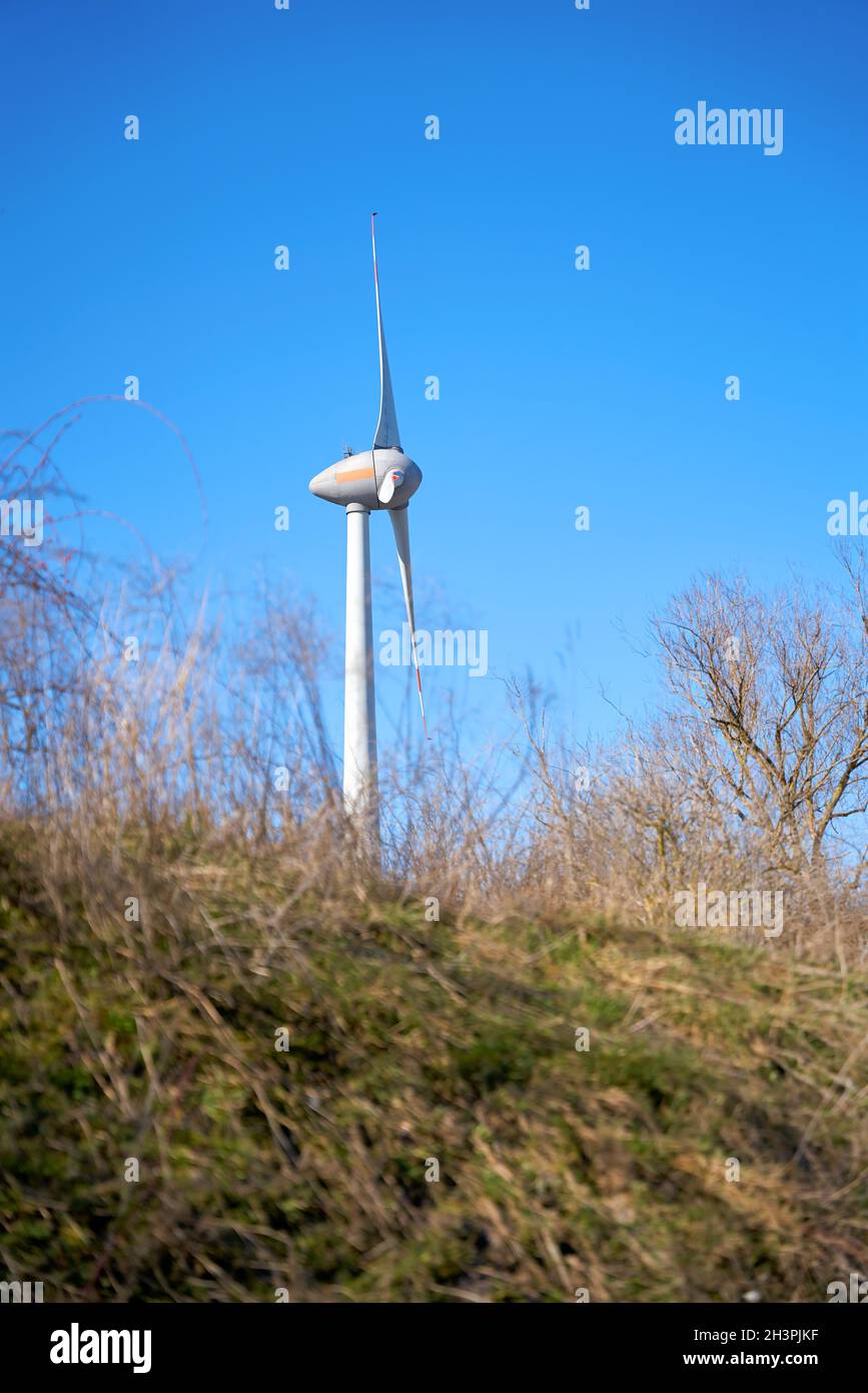 Windturbine in einem Industriegebiet im Norden von Die Stadt Magdeburg in Deutschland Stockfoto