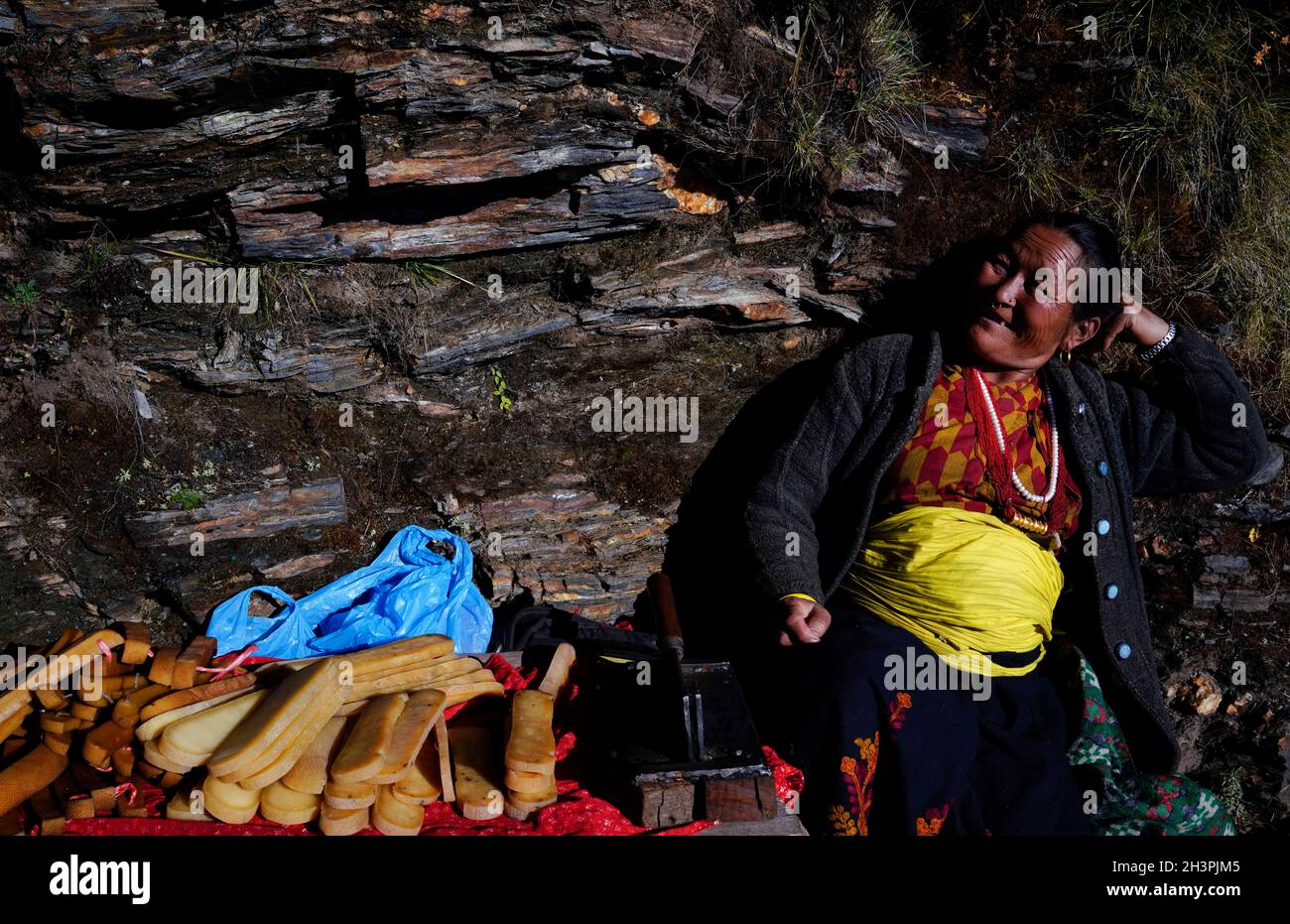 In Der Nepalesischen Kathmandu. Oktober 2021. Ein Händler verkauft am Samstag, den 30. Oktober 2021, im Kalinchok Bhagwati Tempel, einen Hindu-Schrein über 3842m über dem Meeresspiegel im Dolakha Distrikt, Nepal, einen als Chhurpi bekannten Himalaya-Hundekauen. (Bild: © Skanda Gautam/ZUMA Press Wire) Bild: ZUMA Press, Inc./Alamy Live News Stockfoto