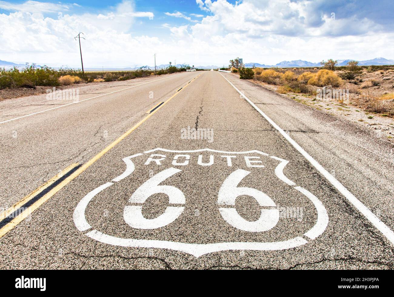 Route 66 Straßenschild mit blauem Himmel Hintergrund. Klassisches Konzept für Reisen und Abenteuer im Vintage-Stil. Stockfoto