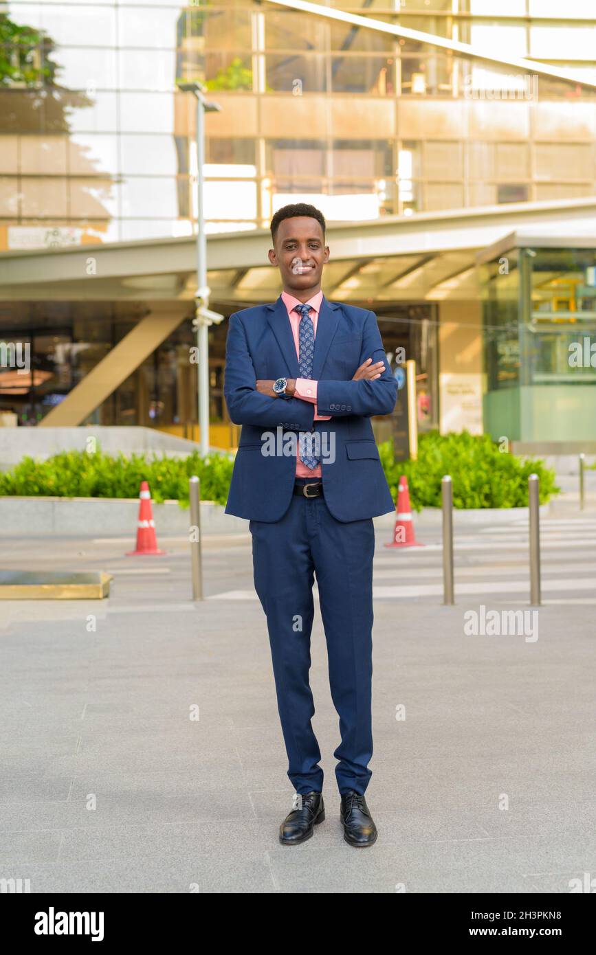 Porträt eines jungen afrikanischen Geschäftsmannes in Anzug und Krawatte Stockfoto