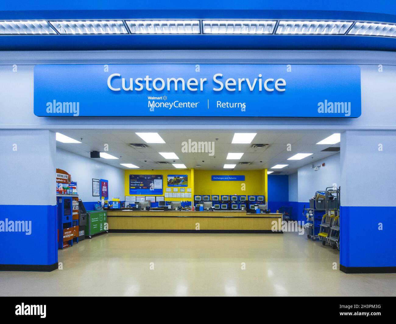 New Hartford, New York - 26. September 2021: Ansicht der Kundendienstabteilung von Walmart Superceter. Stockfoto