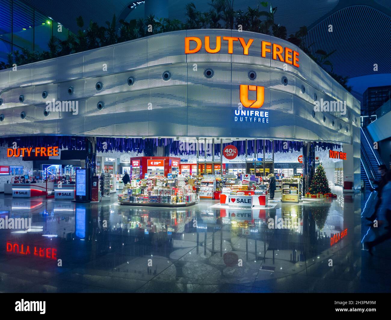 Istanbul, Türkei - 27. Oktober 2021: Blick auf den Duty Free Shop am Flughafen Istanbul Stockfoto