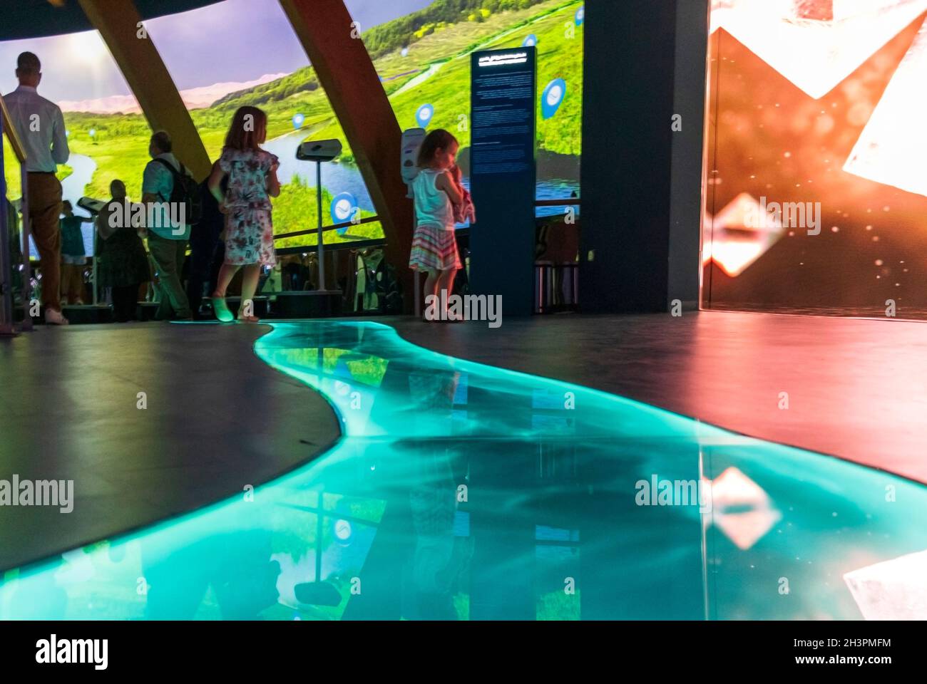 Dubai, VAE - 10.20.2021 Besucher in einem ungarischen Pavillon auf der EXPO 2020. Stockfoto