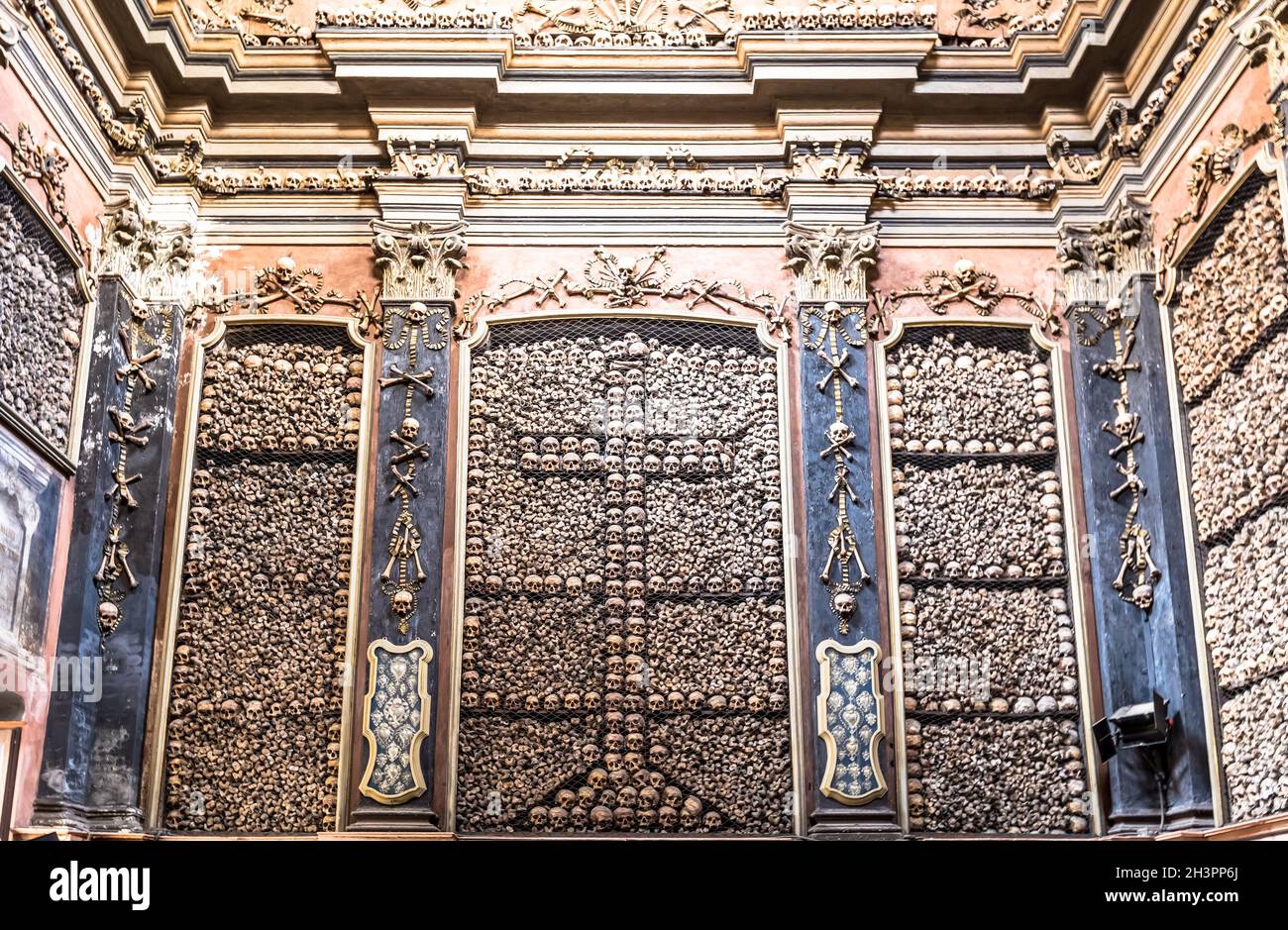 Mailand, Italien. Beinhaus-Kapelle in der Kirche San Bernardino alle Ossa. Stockfoto