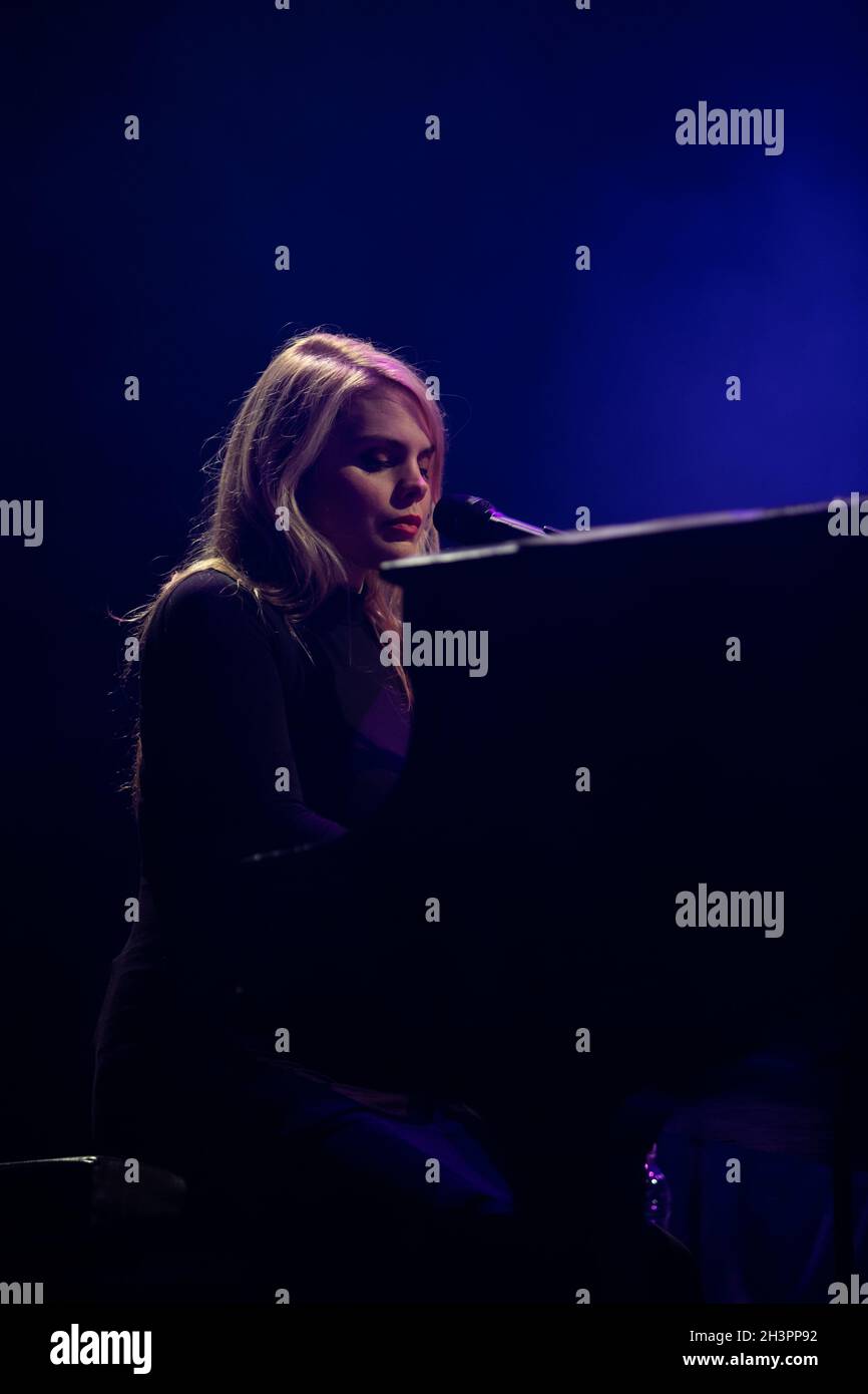 29. Oktober 2021. Toronto, KANADA. Die französisch-kanadische Sängerin Cœur de Pirate (Béatrice Martin) tritt in der Danforth Music Hall auf. Stockfoto