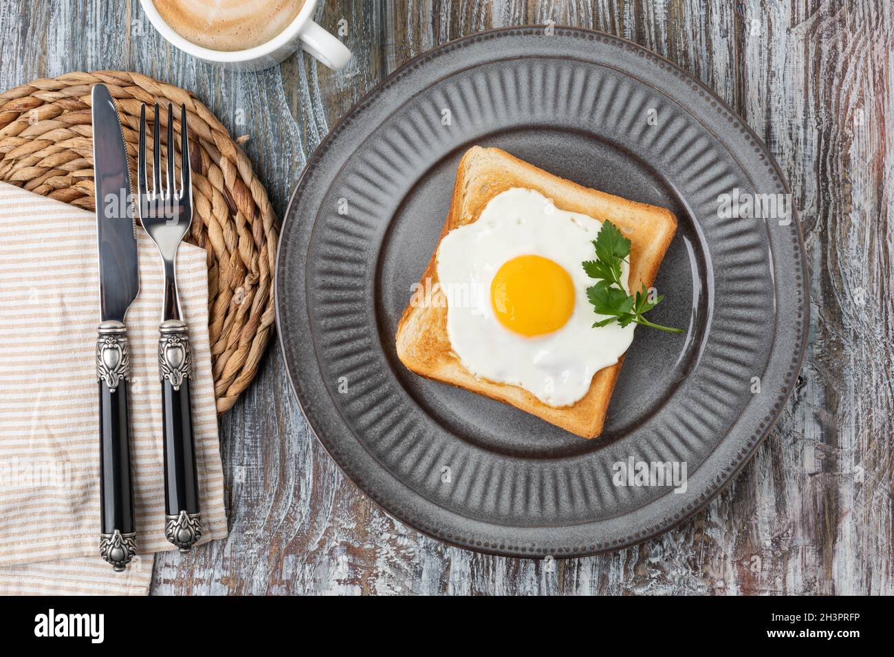 Toast mit Spiegelei Stockfoto