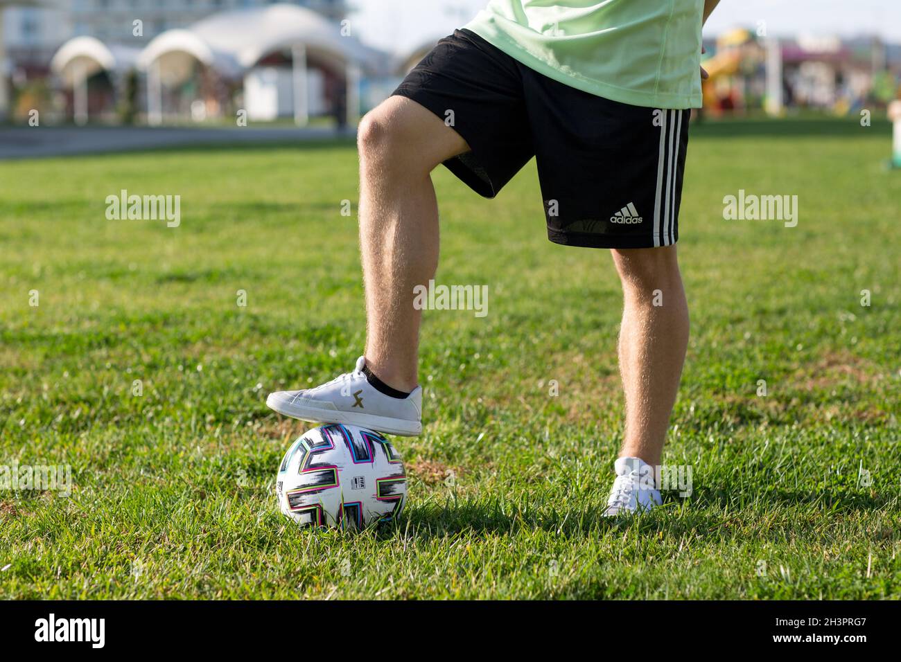Fußballfreestyle. Junger Mann übt mit Fußball. Spieler, der die Grundtricks mit dem Ball trainiert. Stockfoto