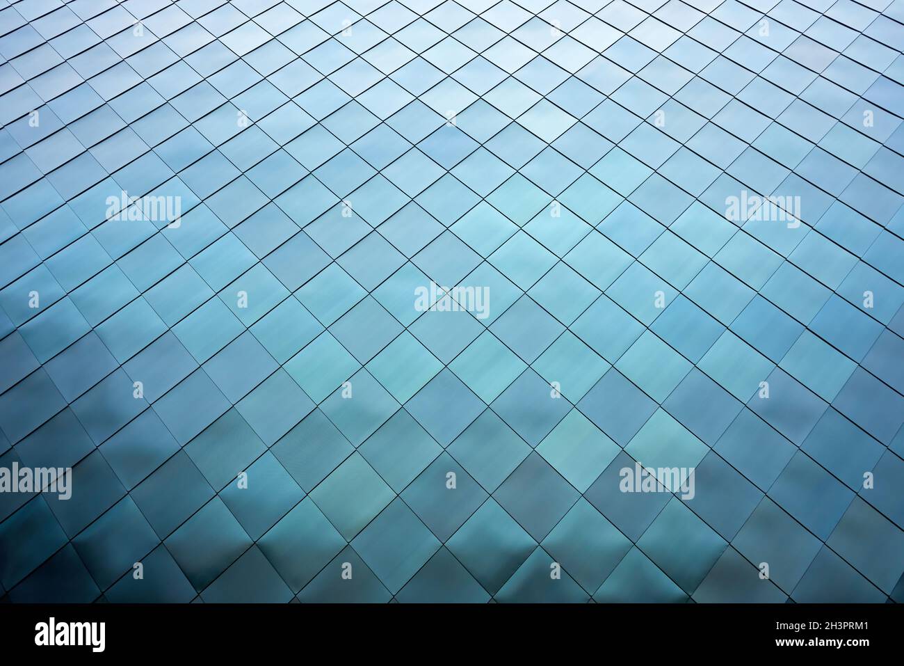 Fassadenverkleidung aus Edelstahl in einem modernen Gebäude in der Innenstadt Magdeburg in Deutschland Stockfoto