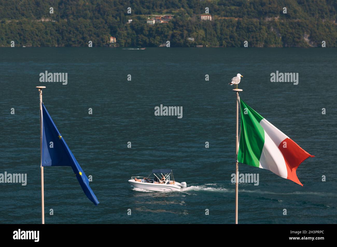 Blick auf den Comer See, Italien. Berg- und Wassertourismus. Stockfoto