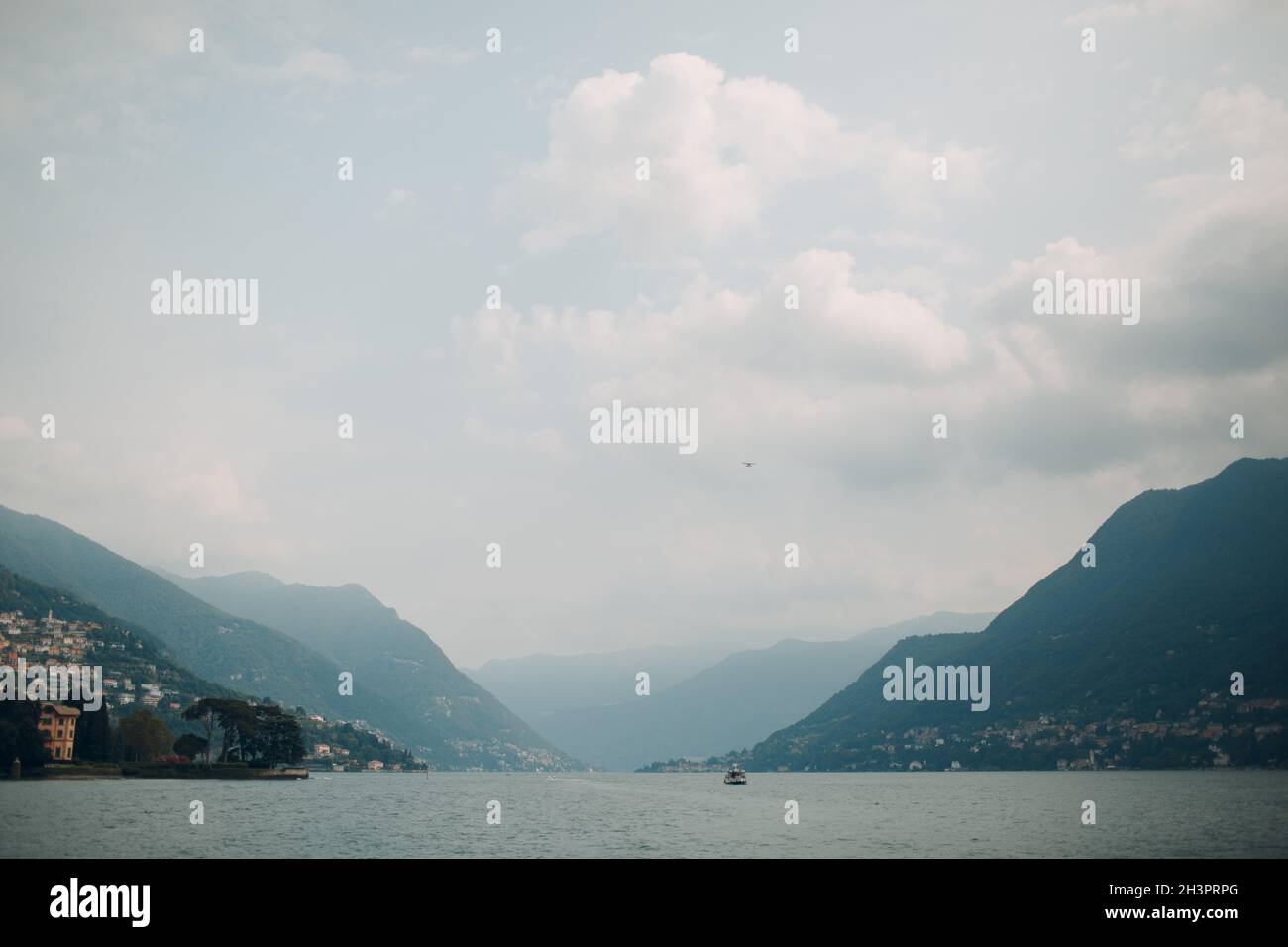 Blick auf den Comer See, Italien. Berg- und Wassertourismus. Stockfoto