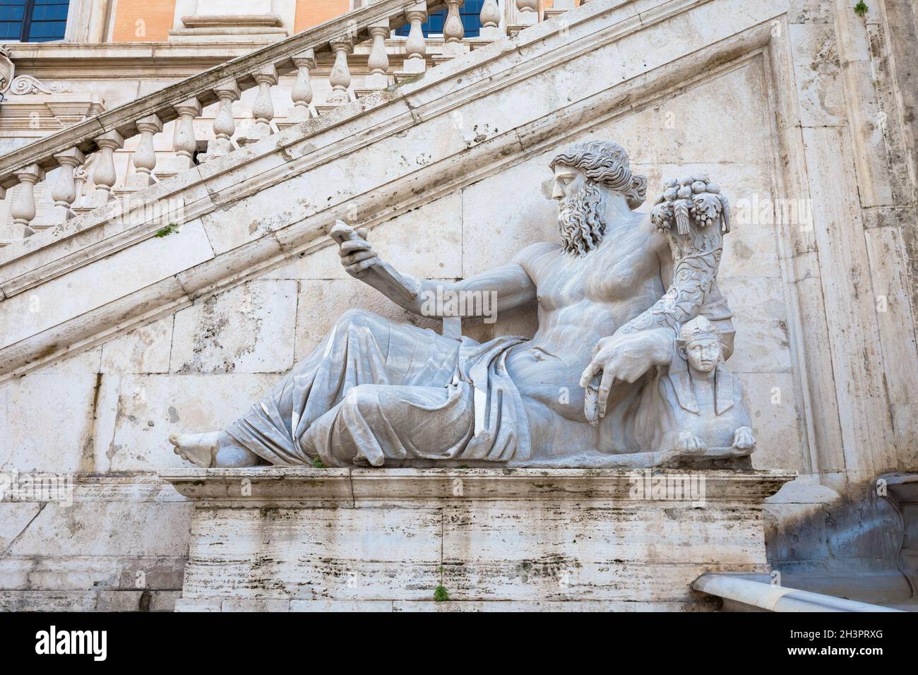 Rom, Italien. Blick auf die Treppe des Palazzo Senatorio von Michelangelo, ein Meisterwerk der Renaissance. Stockfoto