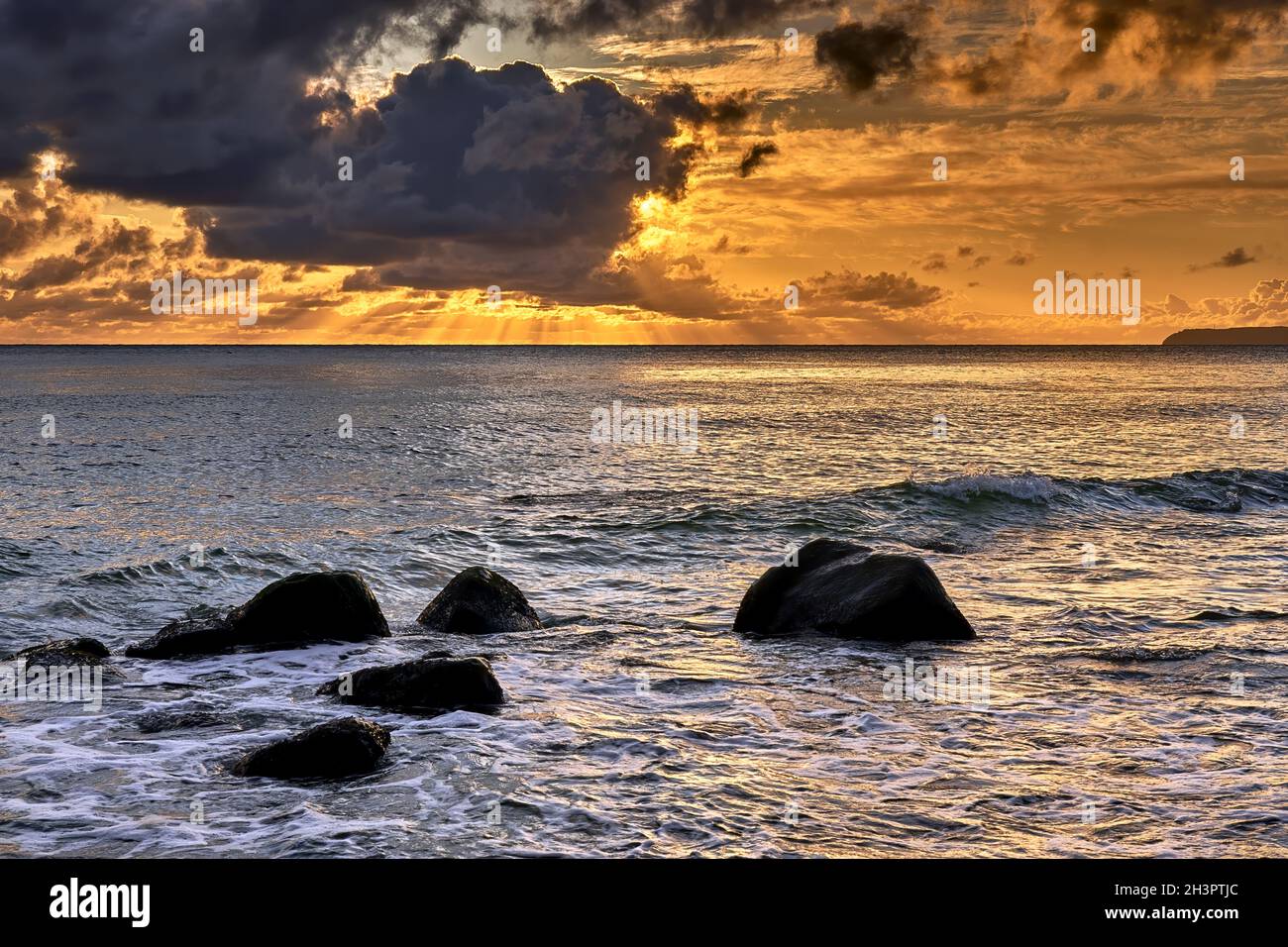 Sonnenaufgang an der Küste des Fischerdorfes Vitt auf der Insel Rügen. Stockfoto