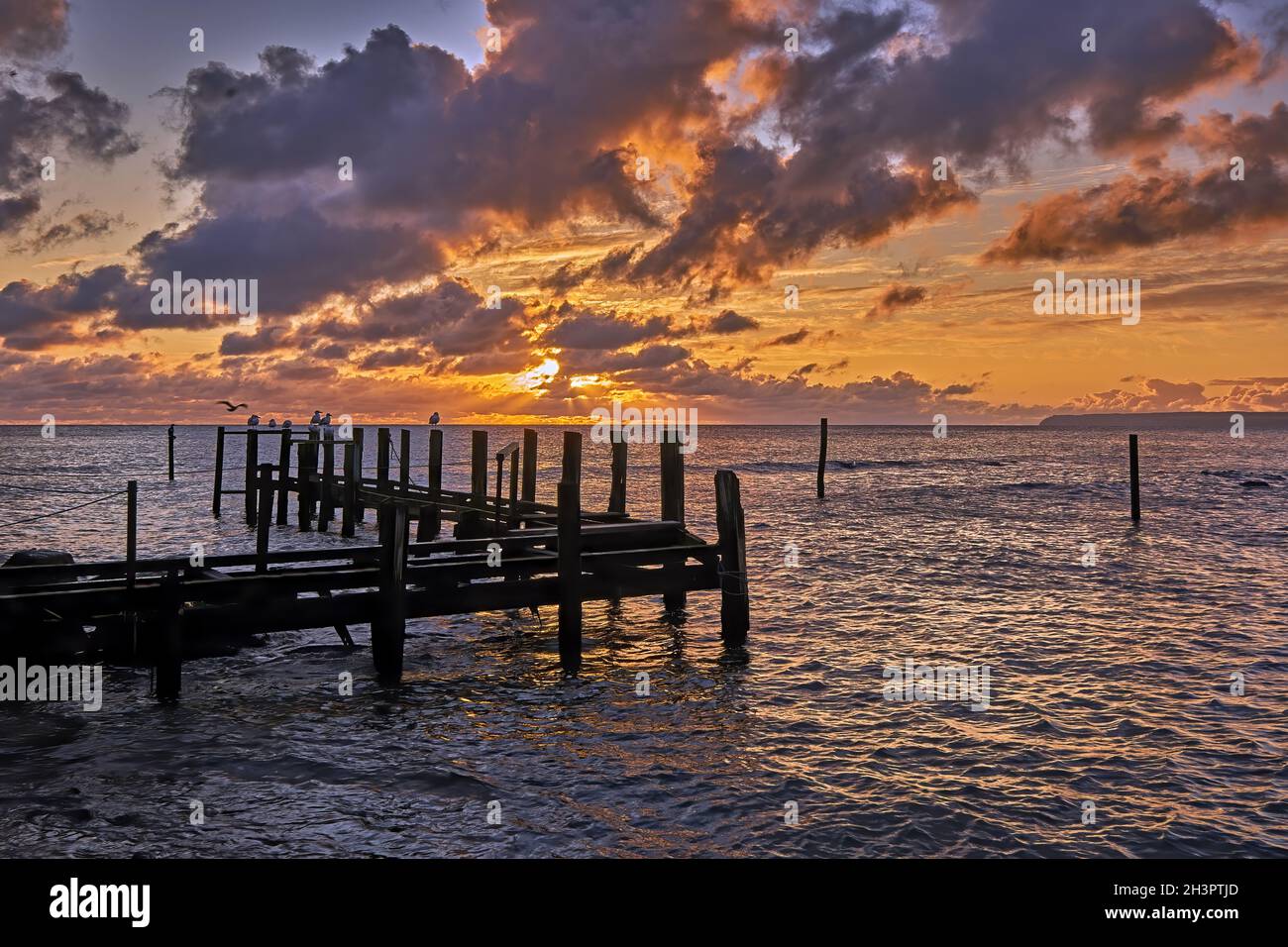 Sonnenaufgang an der Küste des Fischerdorfes Vitt auf der Insel Rügen. Stockfoto