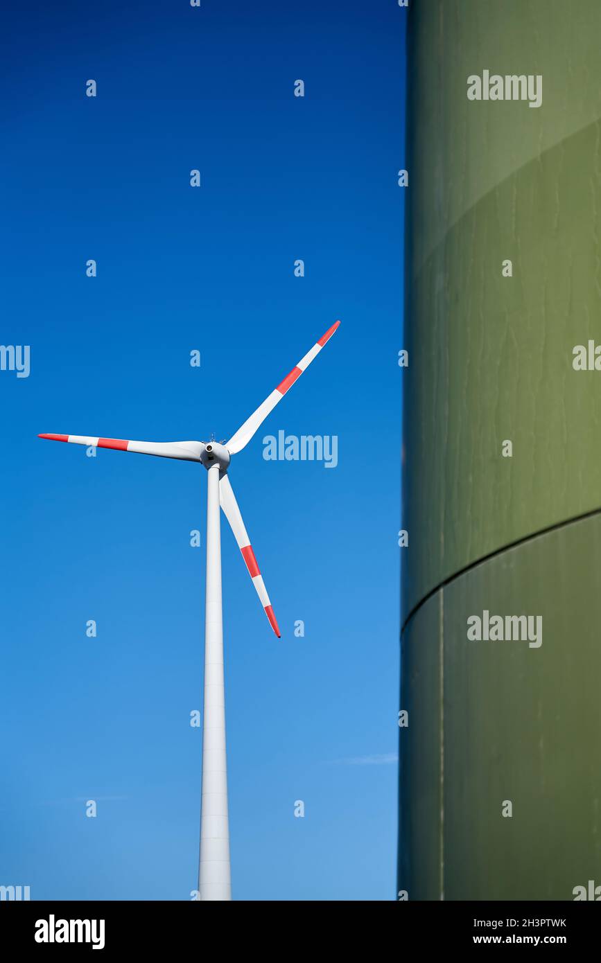 Ansicht einer Windenergieanlage im Norden des Stadt Magdeburg in Deutschland Stockfoto