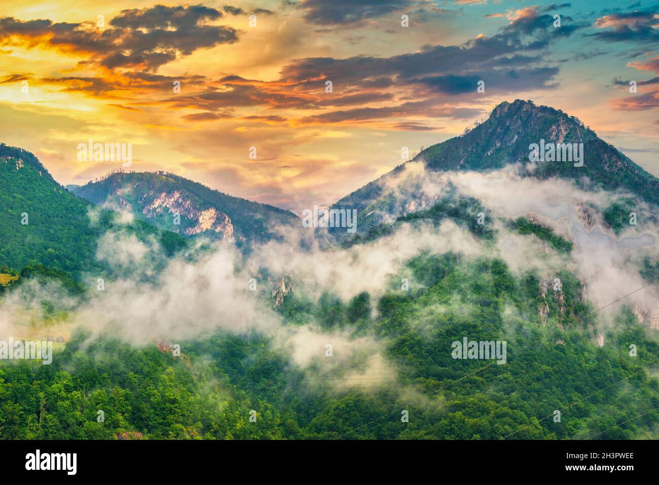 Sonnenuntergang Nebel in den Bergen Stockfoto