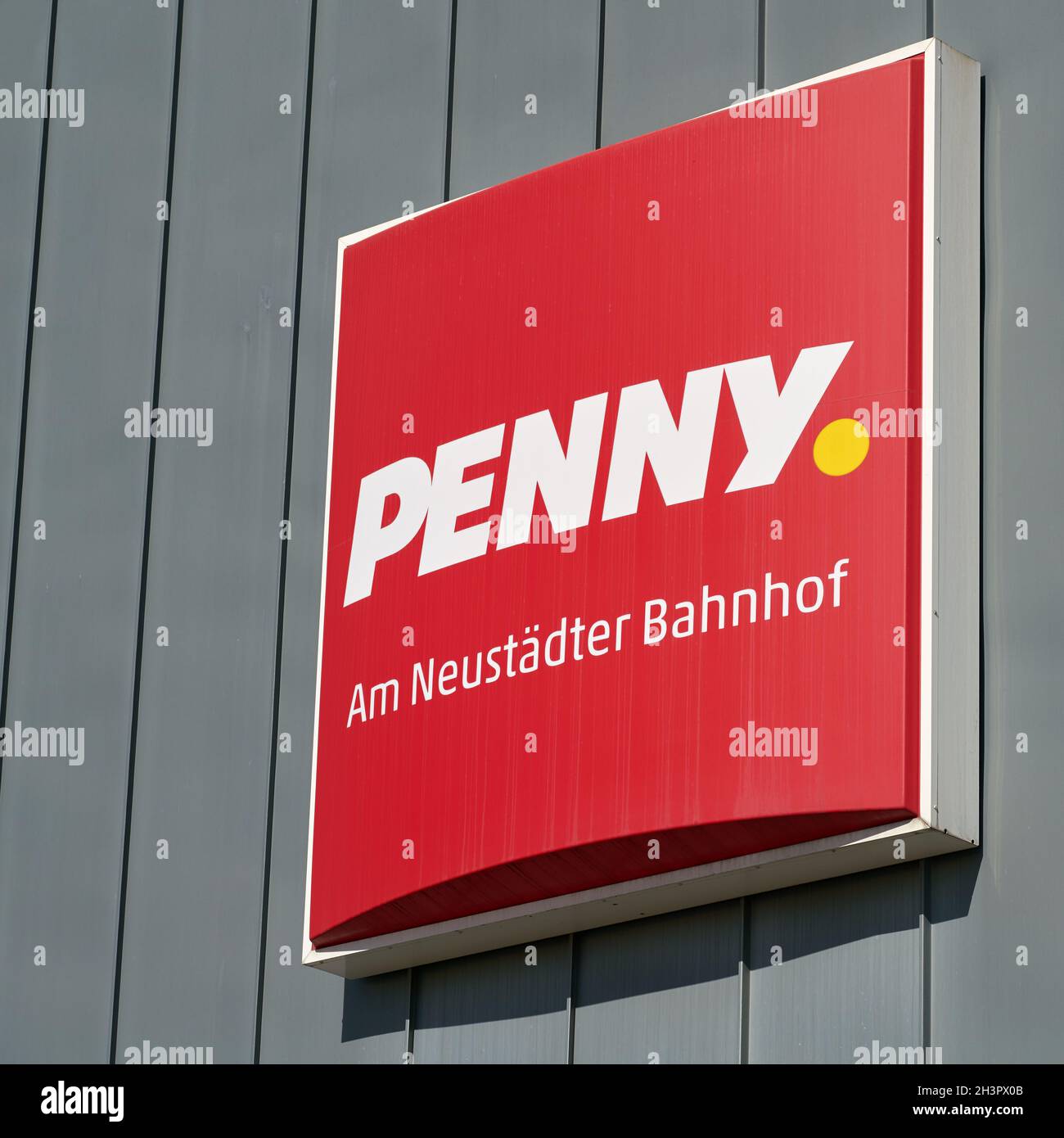 Neonschild für einen Zweig des Lebensmitteldiscounters Penny Im Stadtzentrum von Magdeburg in Deutschland Stockfoto