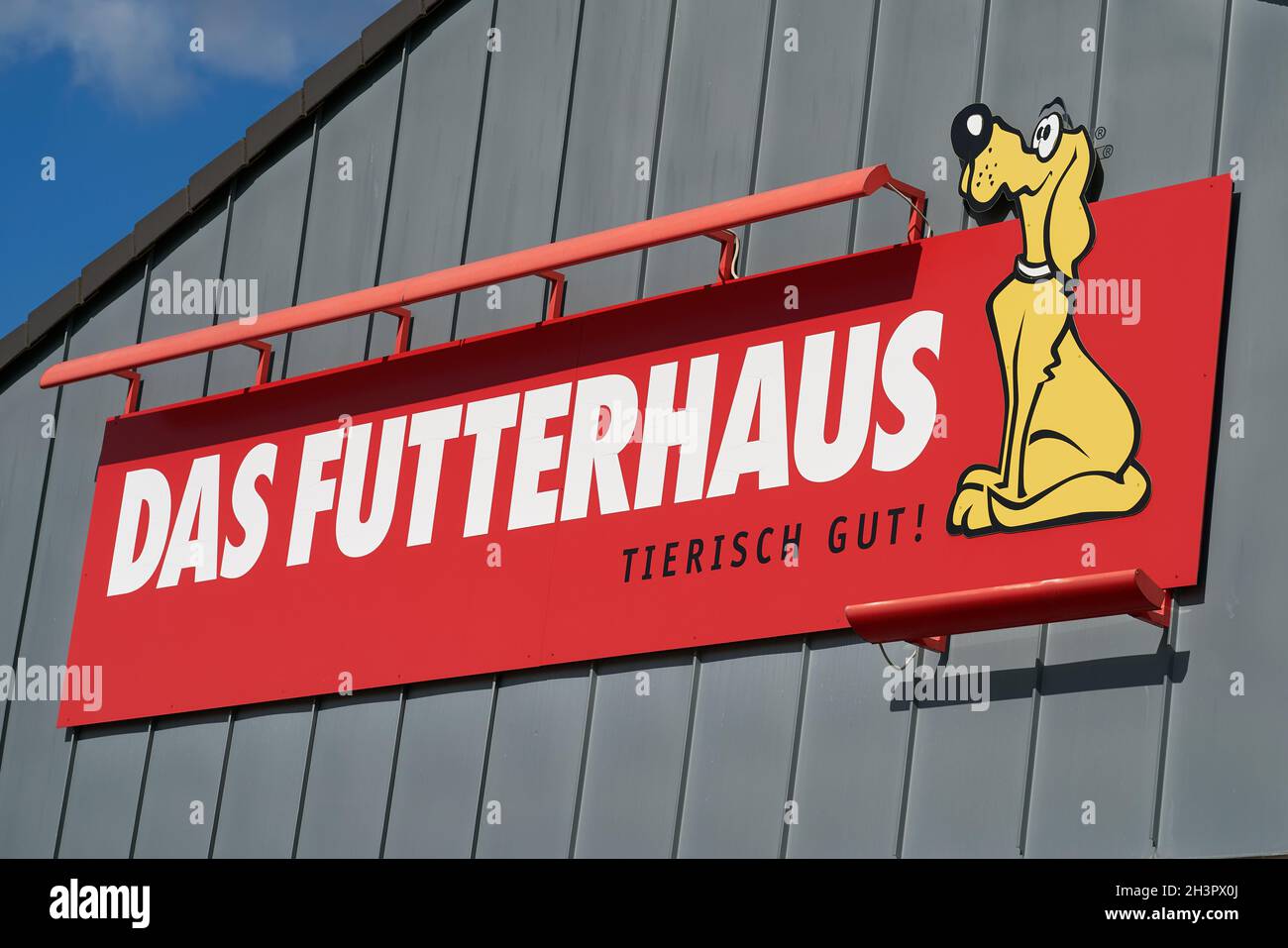 Werbeschild einer Niederlassung des Heimtiernahrung- und Heimtierbedarf-Spezialisten Futterhaus in Deutschland Stockfoto