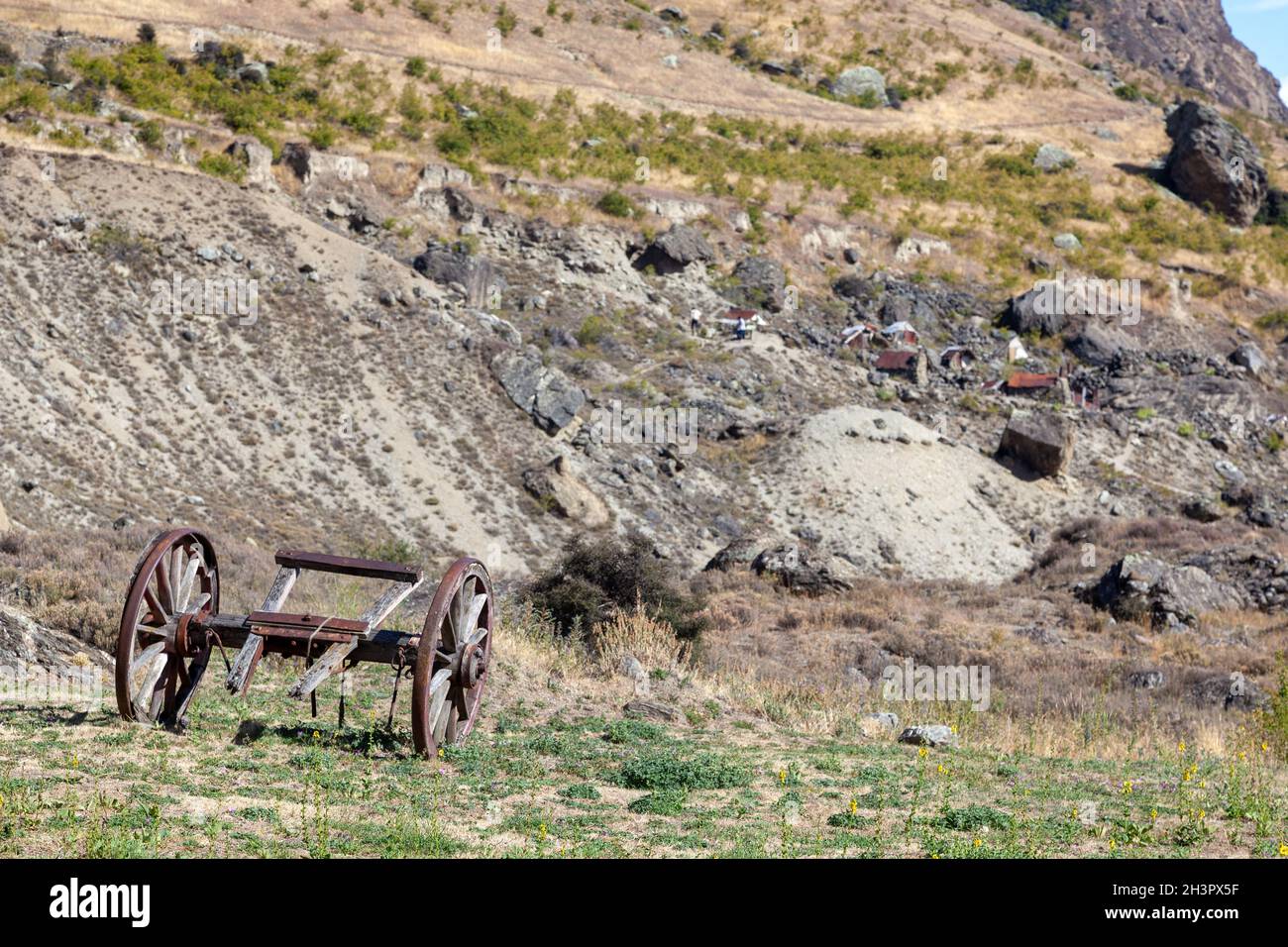 RIPPONVALE, ZENTRAL-OTAGO, NEUSEELAND - FEBRUAR 17 : Alter Holzkanonenwagen im Goldbergbaugebiet von Ripponvale in New Z Stockfoto