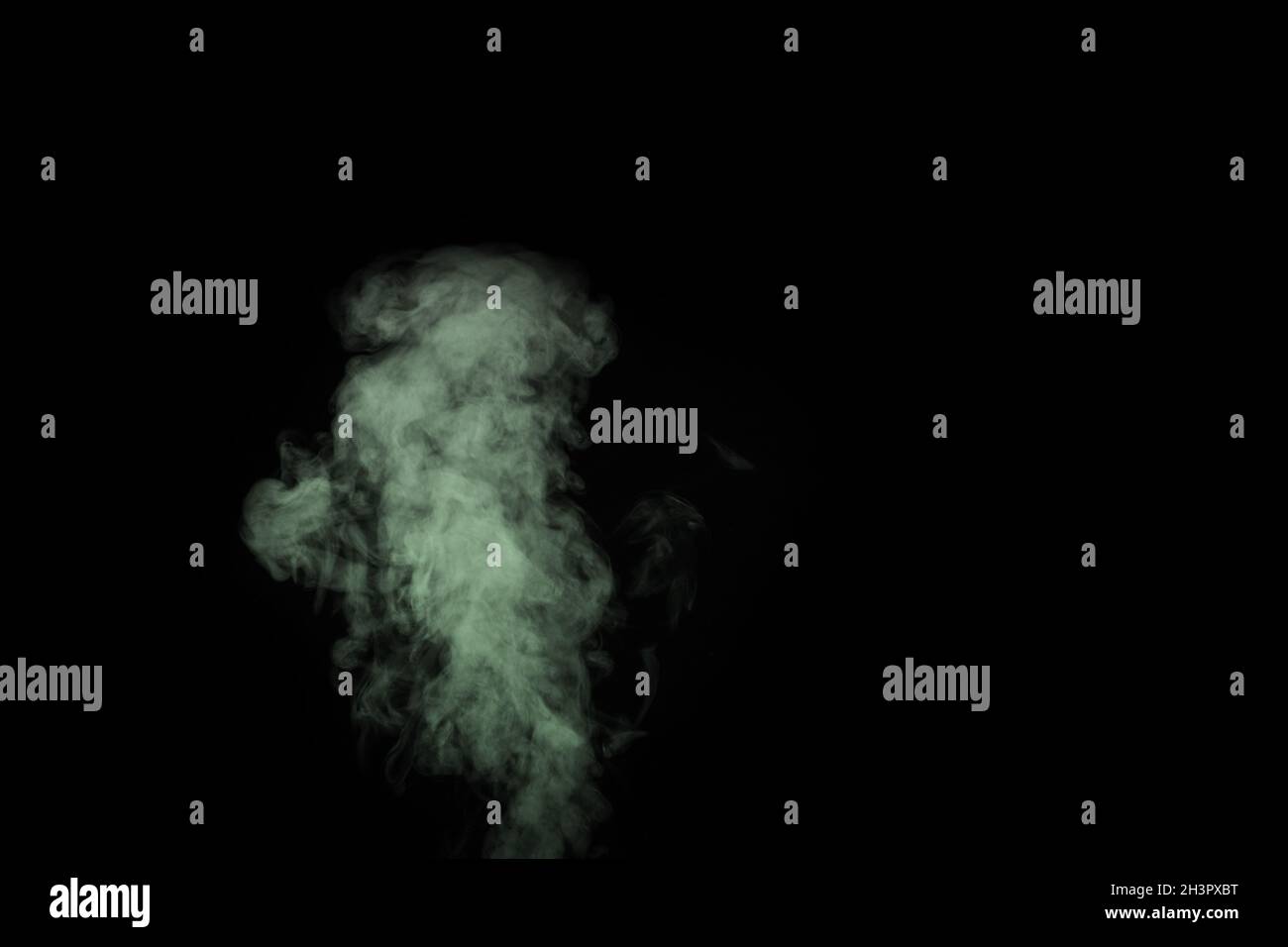 Lockig grüner Dampf, Nebel oder Rauch isoliert transparenter Spezialeffekt auf schwarzem Hintergrund. Abstrakter Nebel- oder Smog-Hintergrund, Designelement für Ihre ima Stockfoto