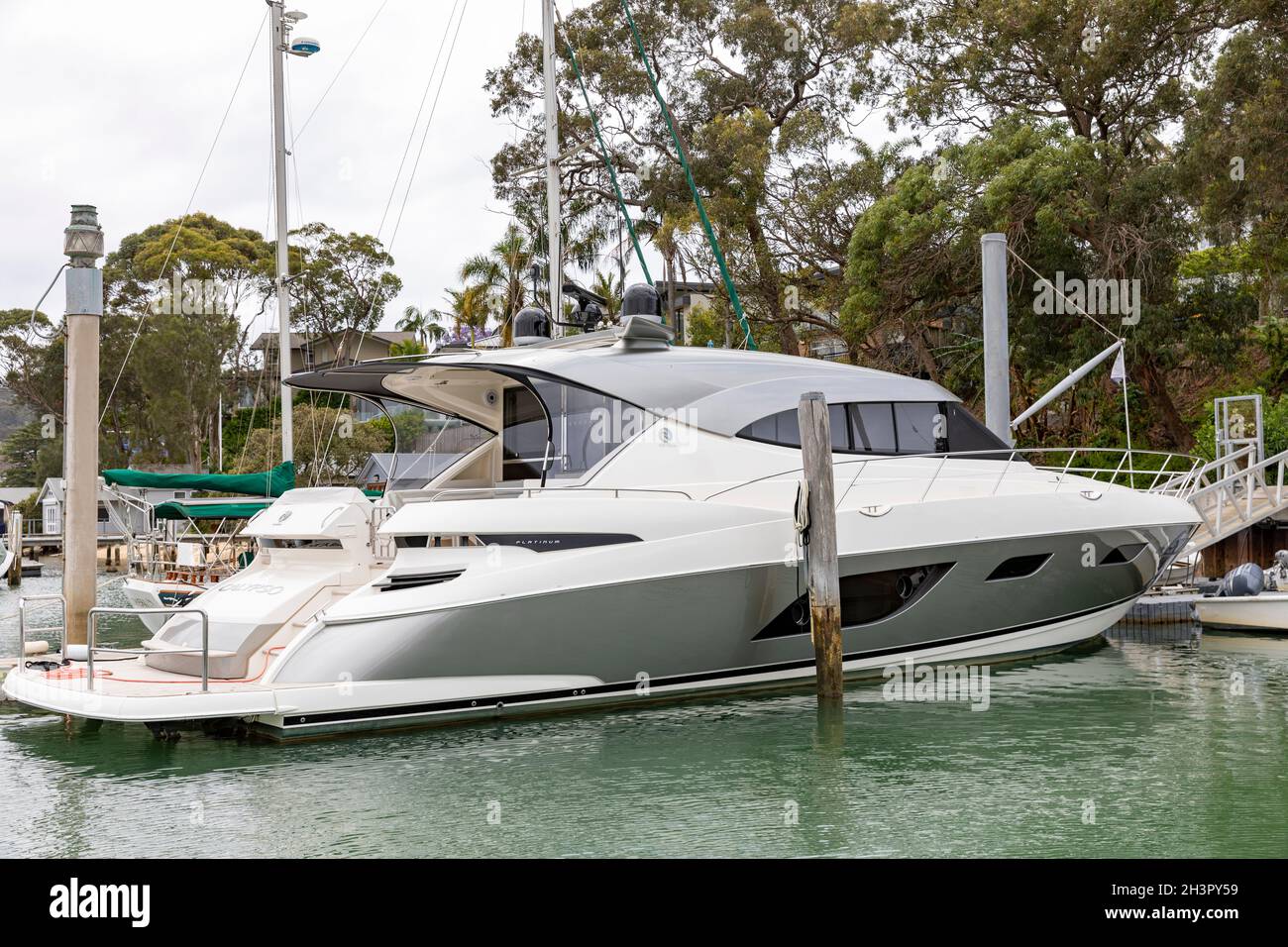 Große luxuriöse Riviera aus Platin gefertigte Motoryacht, die auf Pittwater an den nördlichen Stränden von Sydney, New South Wales, Australien, festgemacht ist Stockfoto