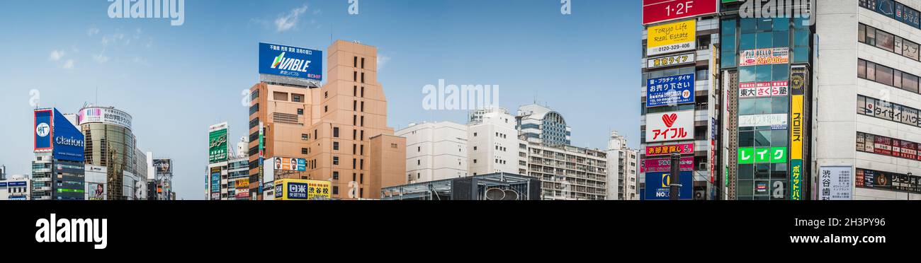 Panorama von Wolkenkratzern und Geschäftsgebäuden im Shibuya-Viertel von Tokio Stockfoto