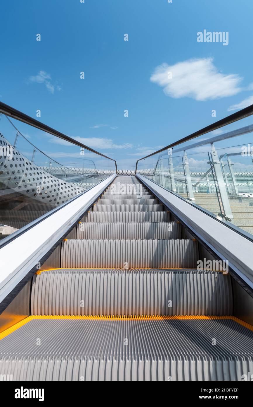 Rolltreppe im Freien mit blauem Himmel Stockfoto