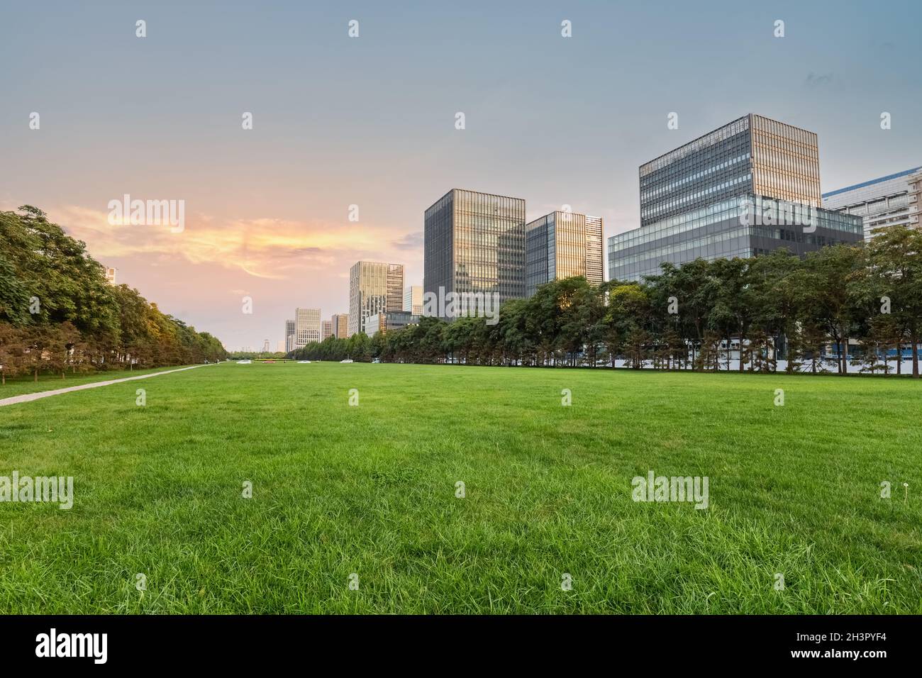 Wunderschönes modernes Stadtbild bei Sonnenuntergang Stockfoto