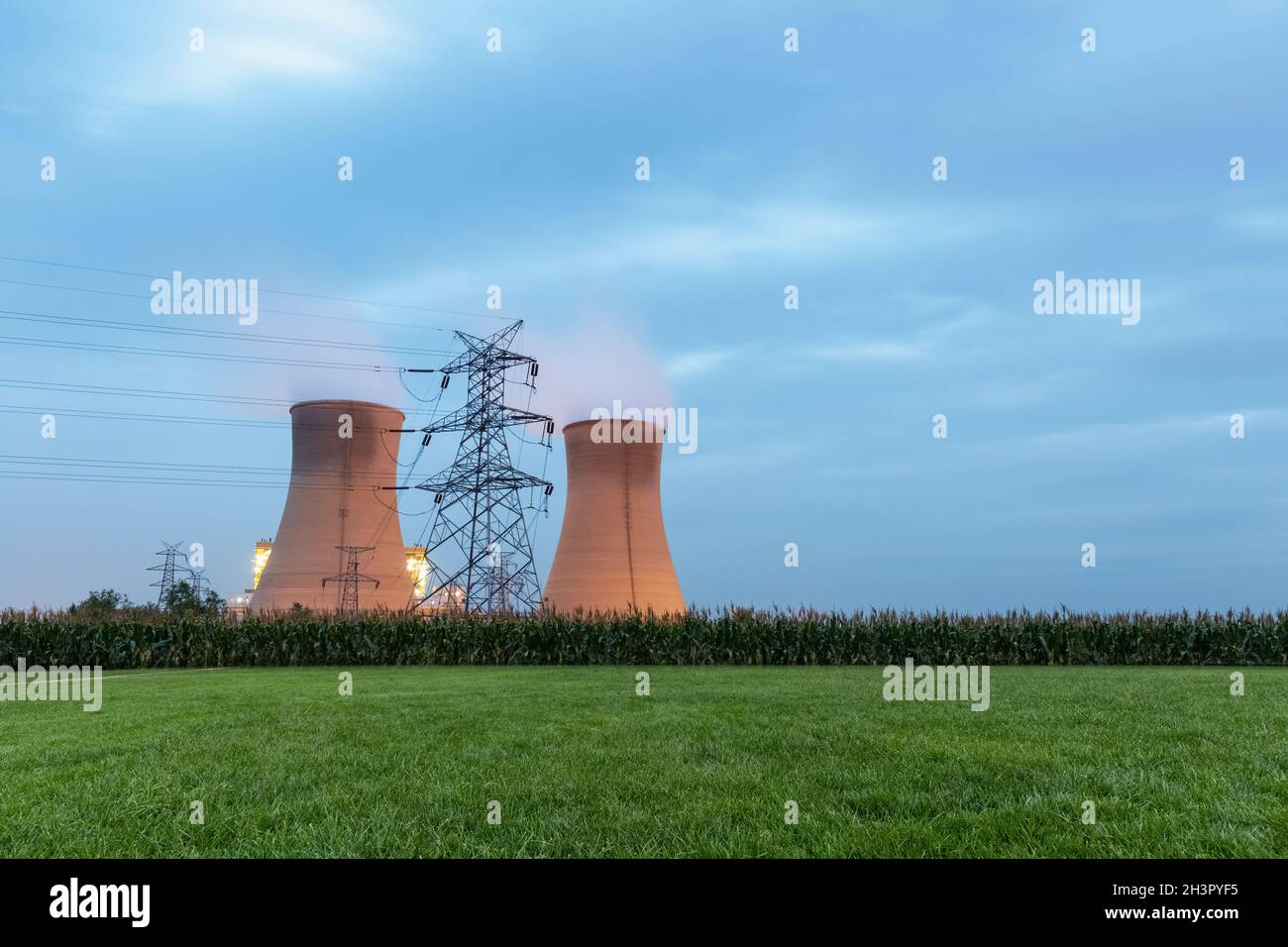 Kraftwerk in der Dämmerung Stockfoto