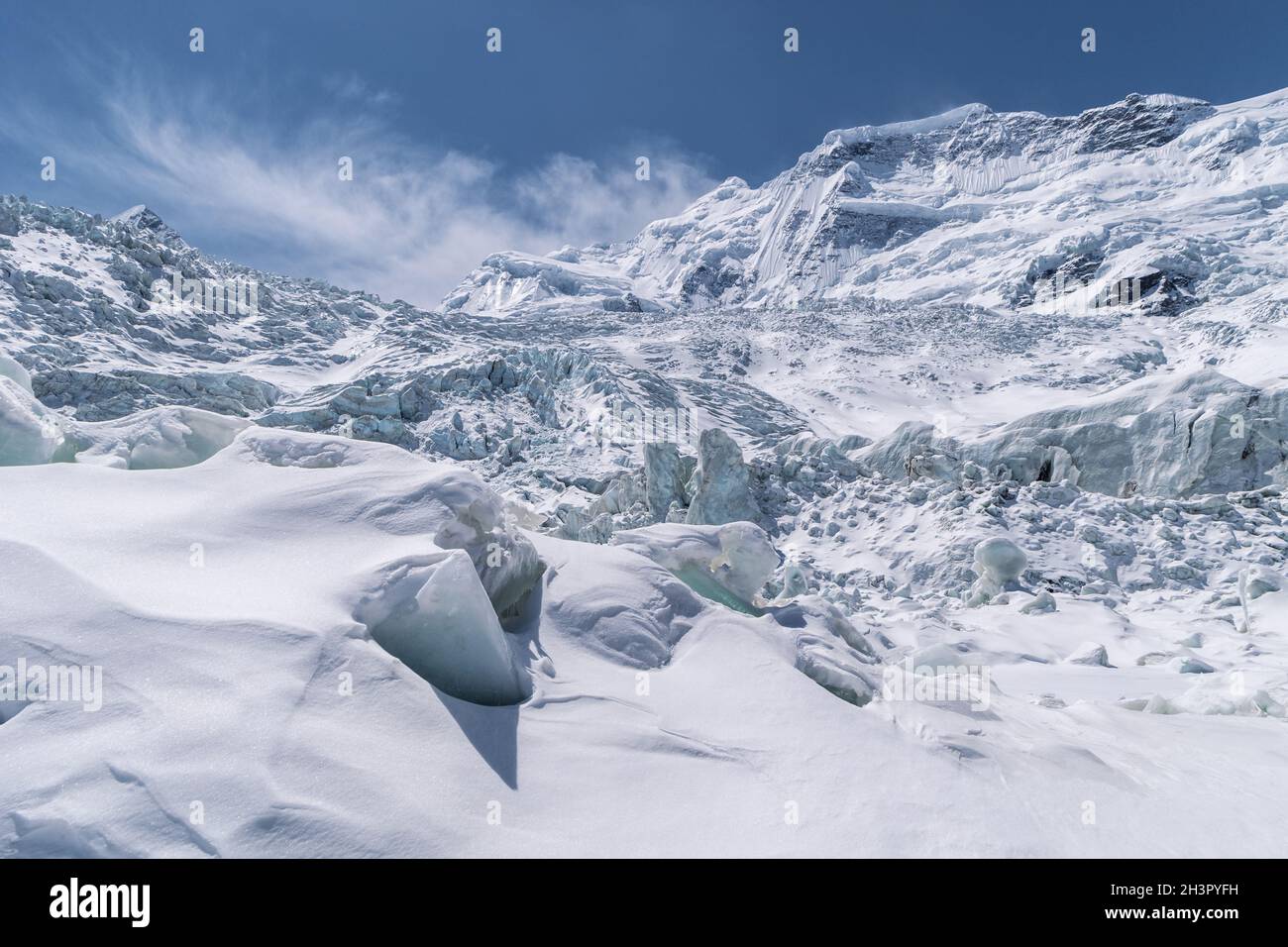 Schöner Gletscher vor blauem Himmel Stockfoto