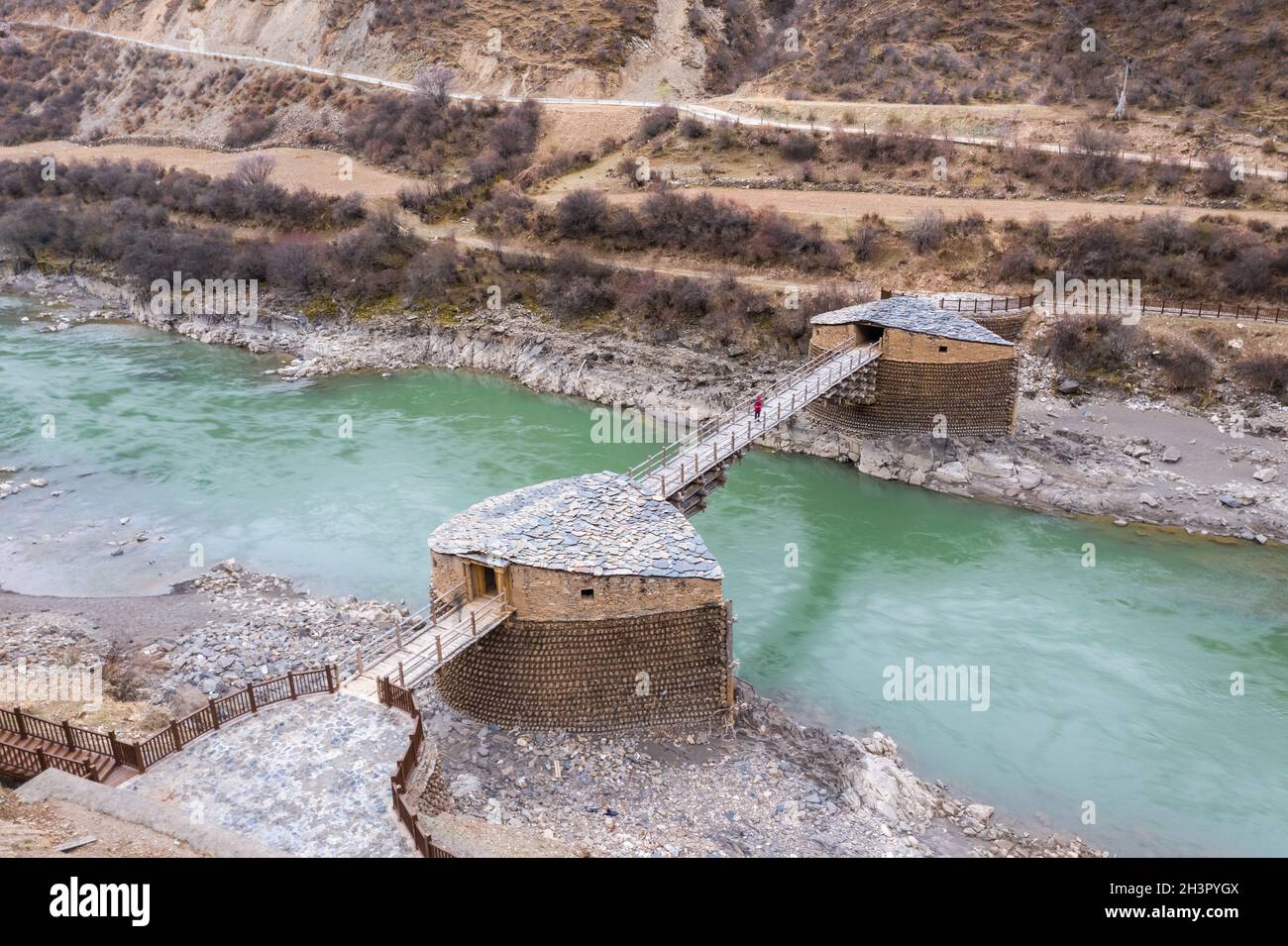 Überhängende Holzbrücke im tibetischen Stil Stockfoto