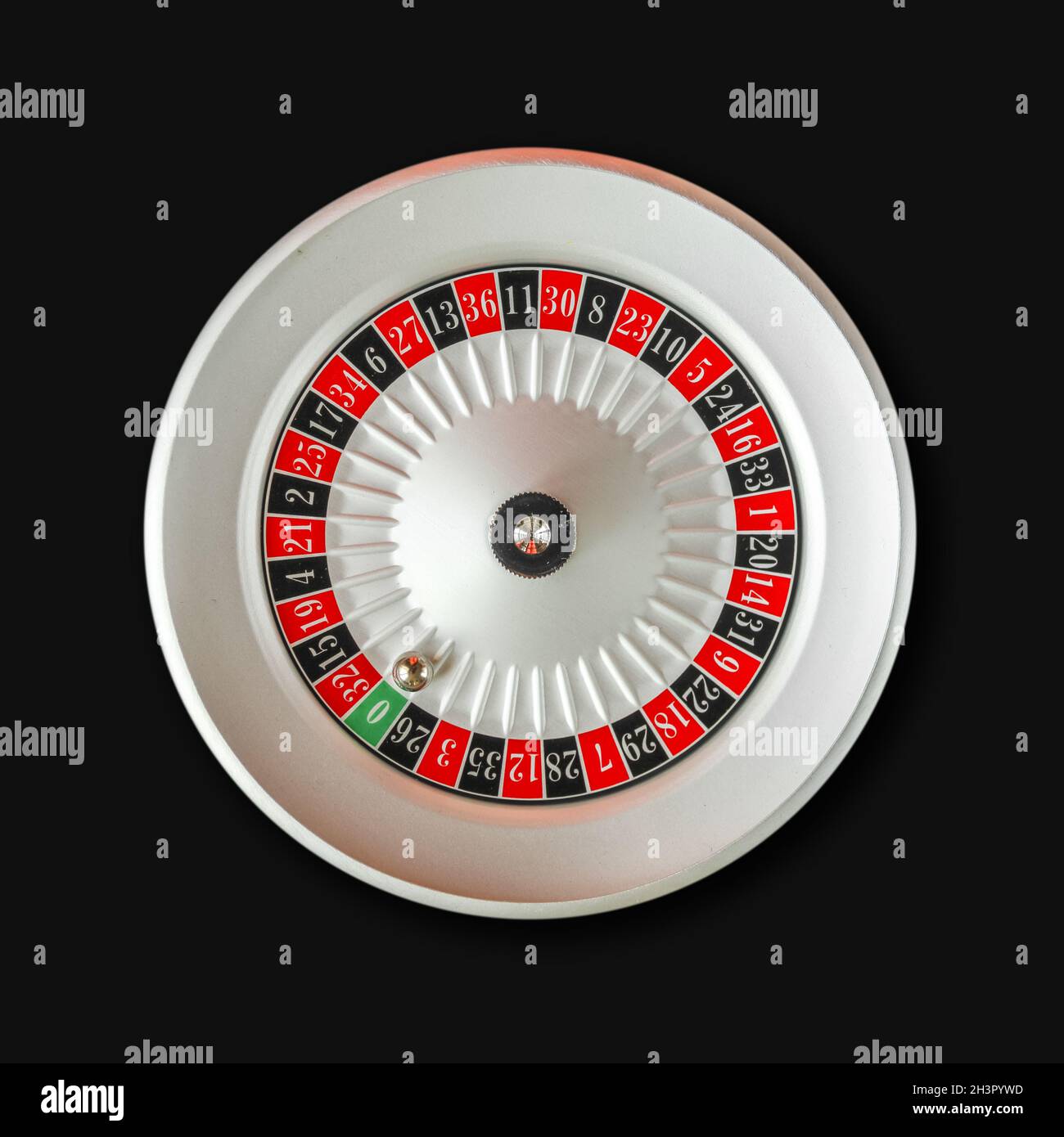 Casino Roulette Rad auf schwarzem Hintergrund isoliert Stockfoto