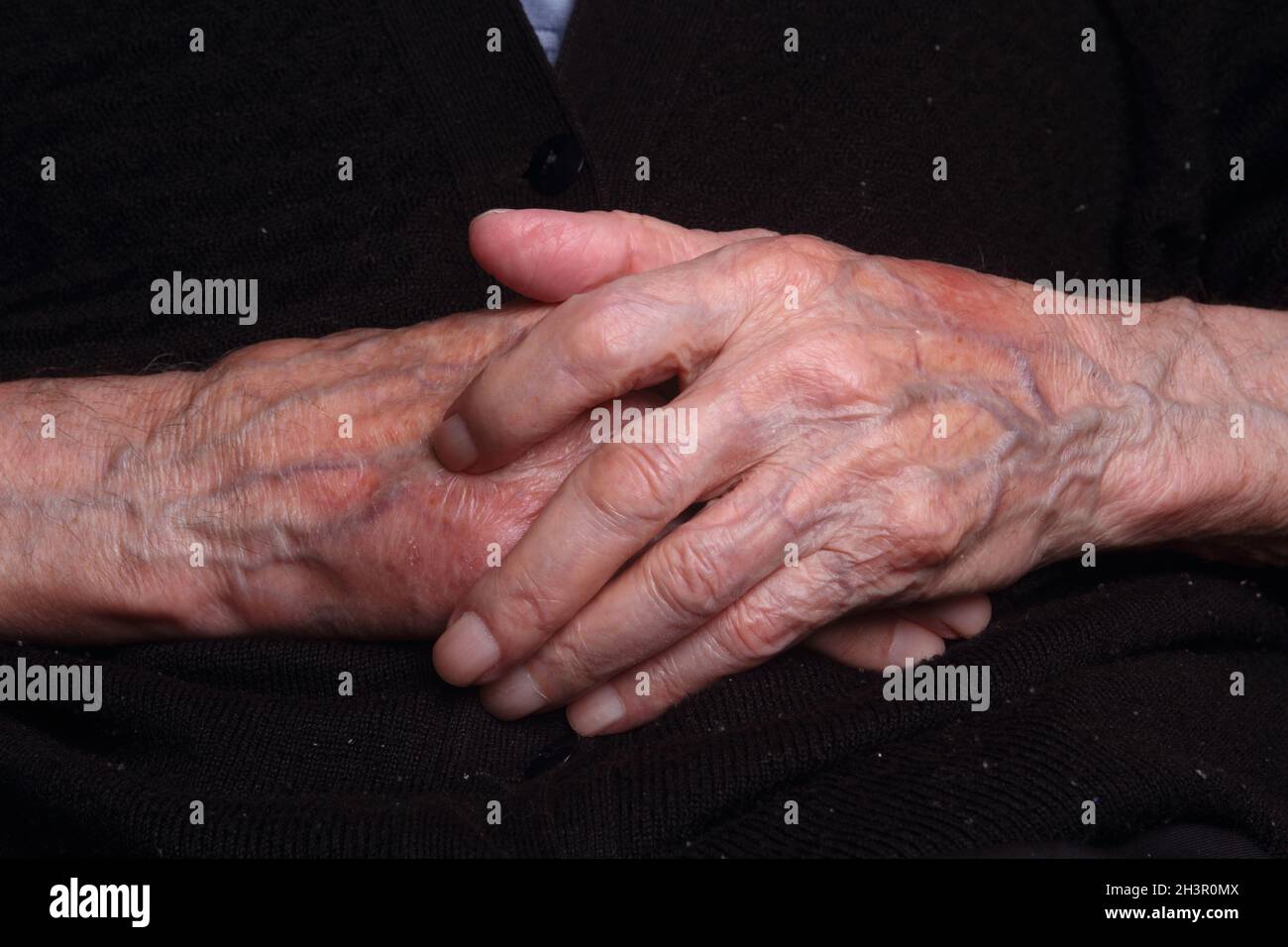 Nahaufnahme der Hände älterer Menschen | Großvater | weiß | Drittes Alter Stockfoto