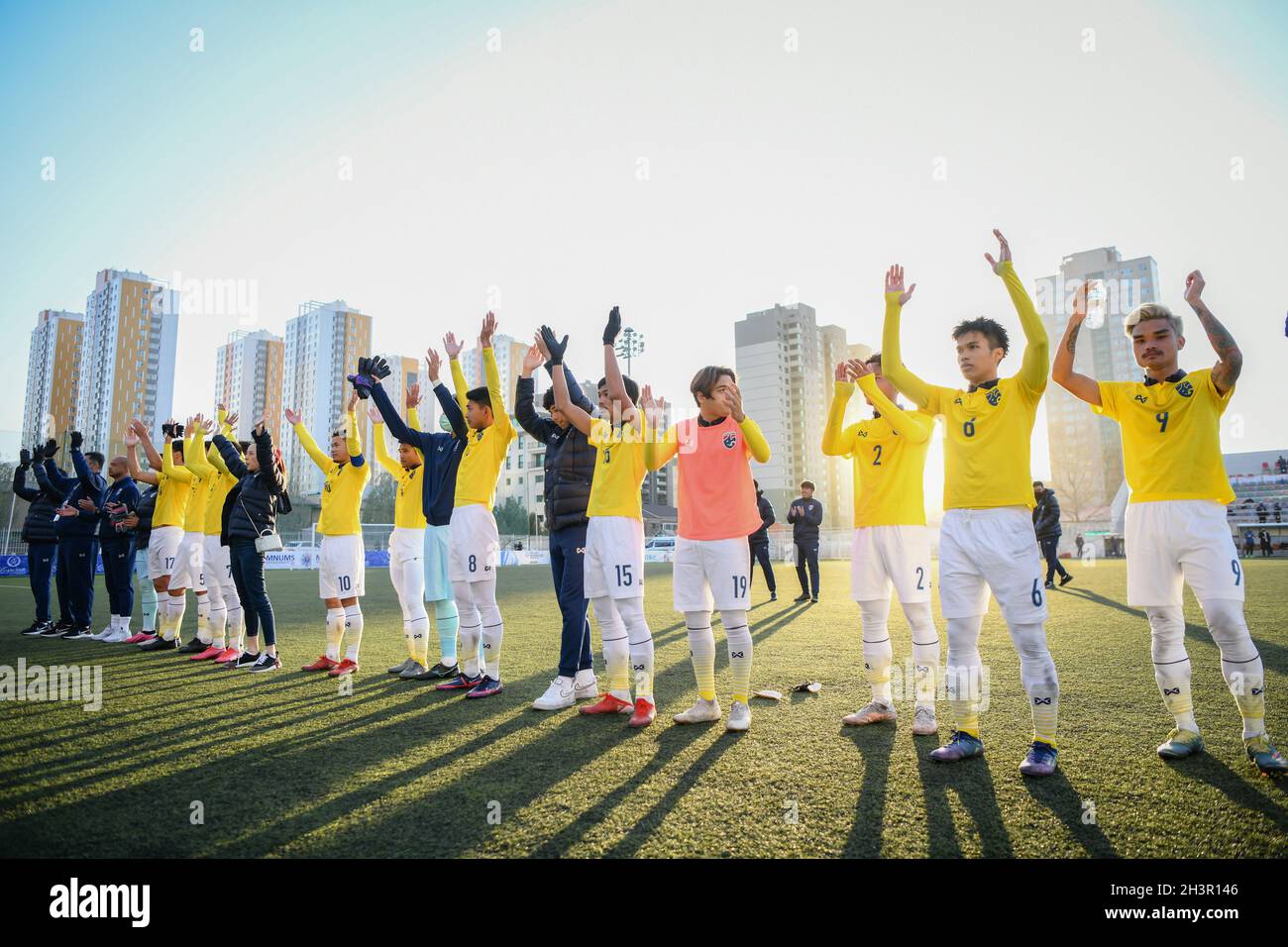 Die Spieler Thailands danken den Fans nach dem AFC U23 Asian Cup Usbekistan 2022 Gruppe J Qualifikationsrunde zwischen Thailand und Laos im MFF Stadium. (Endergebnis; Thailand 3:0 Laos) Stockfoto