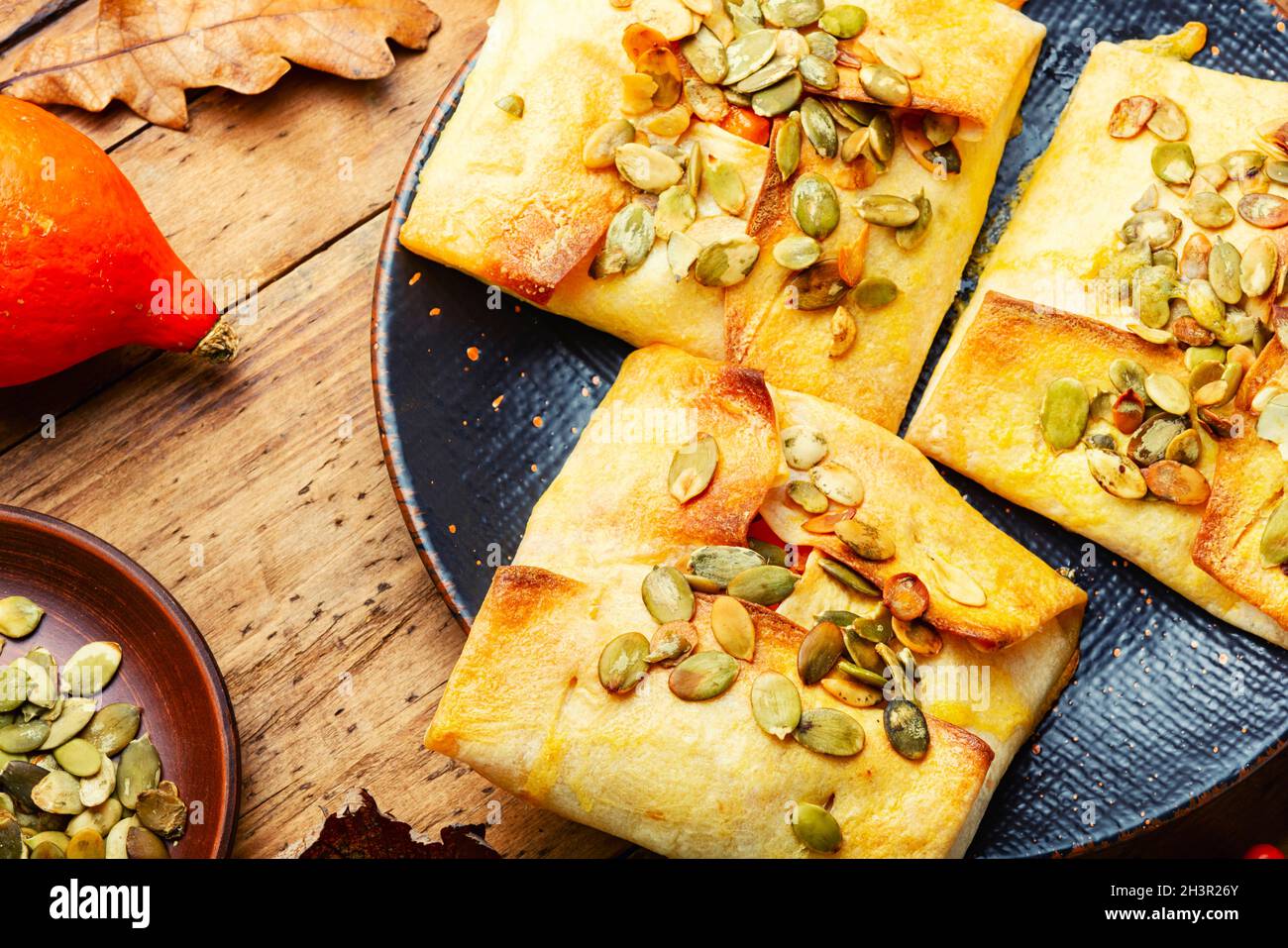 Leckerer süßer Kürbis, geröstet in Pita-Brot.Herbstdessert Stockfoto