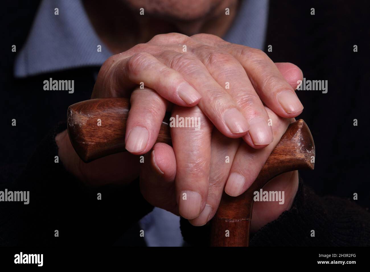 Nahaufnahme der Hände älterer Menschen | Großvater | weiß | Drittes Alter Stockfoto