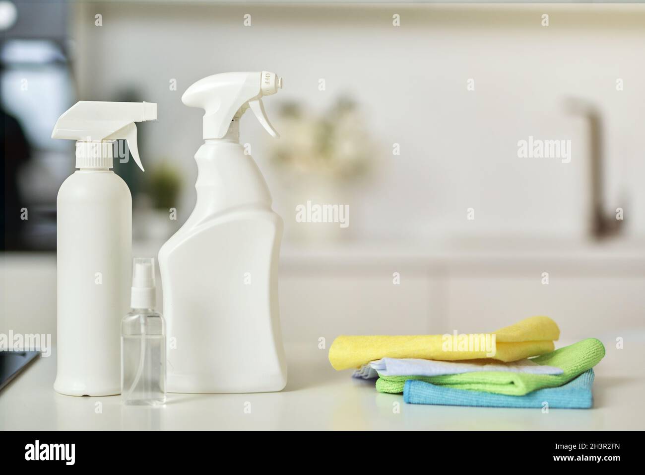 Aufräumen. Nahaufnahme der Waschmittelflaschen und des Teppichs auf der Küchenoberfläche Stockfoto