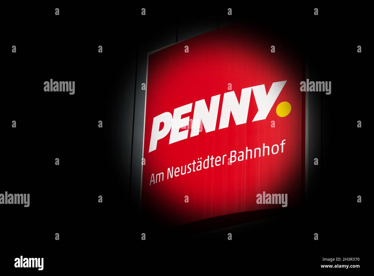 Neonschild für einen Zweig des Lebensmitteldiscounters Penny Im Stadtzentrum von Magdeburg in Deutschland Stockfoto
