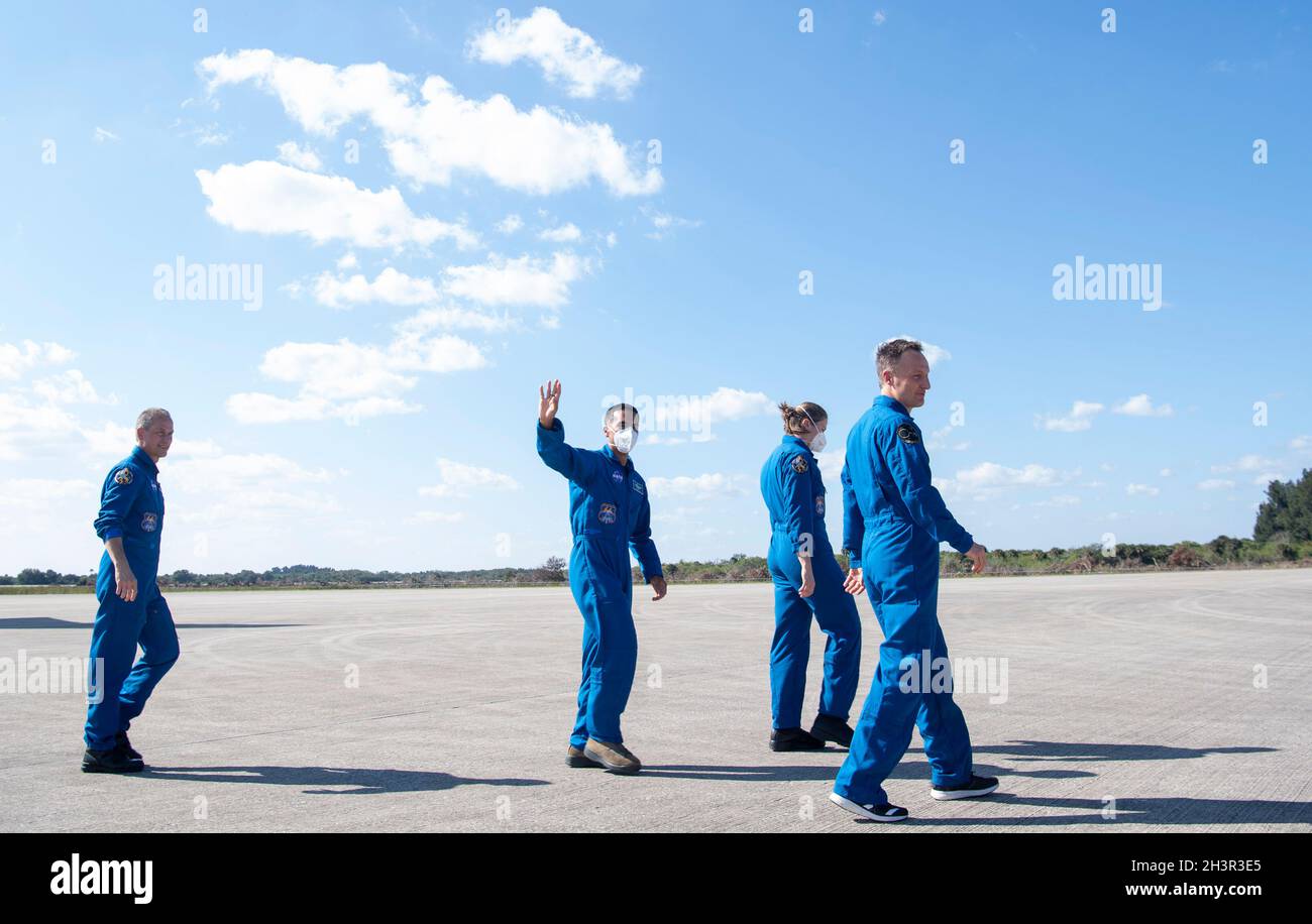 NASA-Astronauten Tom Marshburn, links, Raja Chari, zweiter von links, Kayla Barron, Der zweite von rechts, und ESA-Astronaut Matthias Maurer, rechts, werden gesehen, als sie die Landing Facility im NASAs Kennedy Space Center vor der SpaceXs Crew-3-Mission am Dienstag, den 26. Oktober 2021 in Florida verlassen. Die SpaceX Crew-3-Mission ist die dritte Rundungsmission der Raumsonde SpaceX Crew Dragon und der Falcon 9-Rakete zur Internationalen Raumstation im Rahmen des agencys Commercial Crew Program. NASAs Chari, Marshburn, Barron, Maurer sollen am 31. Oktober um 2:21 Uhr ET starten Stockfoto