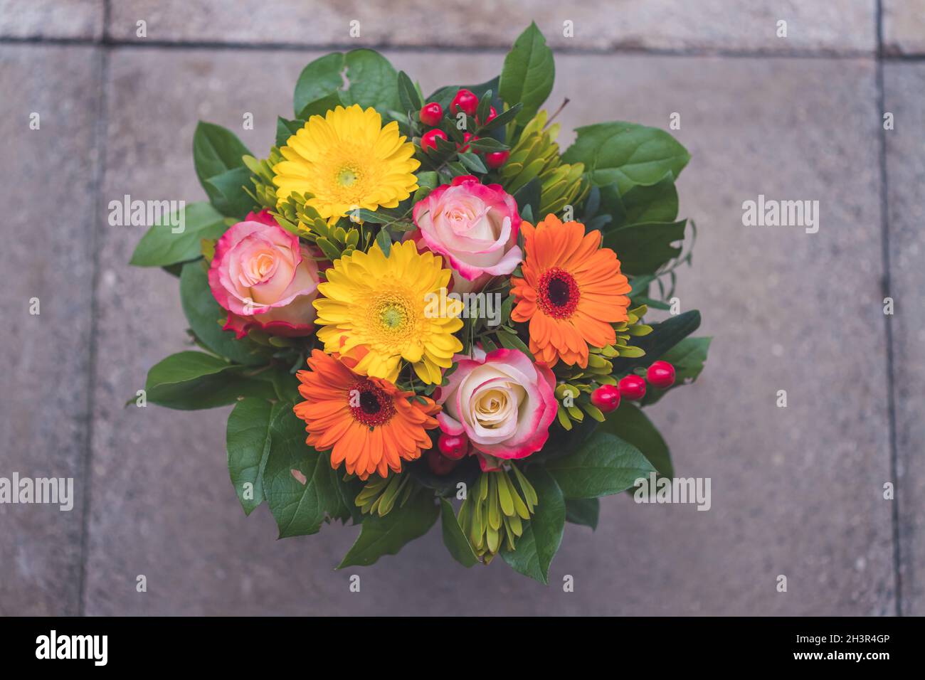 Grüße, Jahrestag oder Motherâ €™s Day Konzept: Nahaufnahme der bunten frischen Frühlingsblumen-Strauß mit Gerbera und rosa Rosen Stockfoto