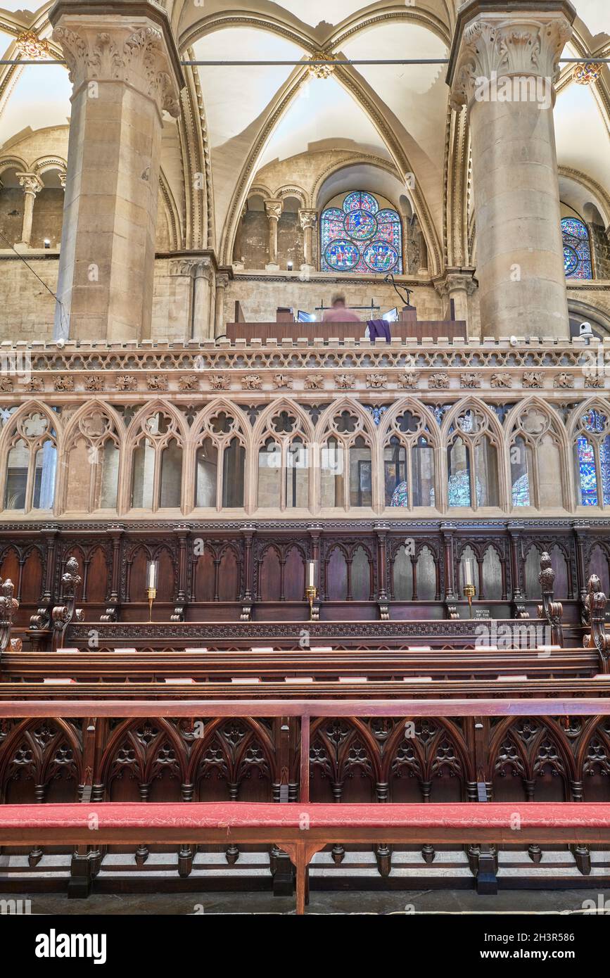 Bänke und Orgelloft im Chor der Kathedrale von Canterbury, England. Stockfoto
