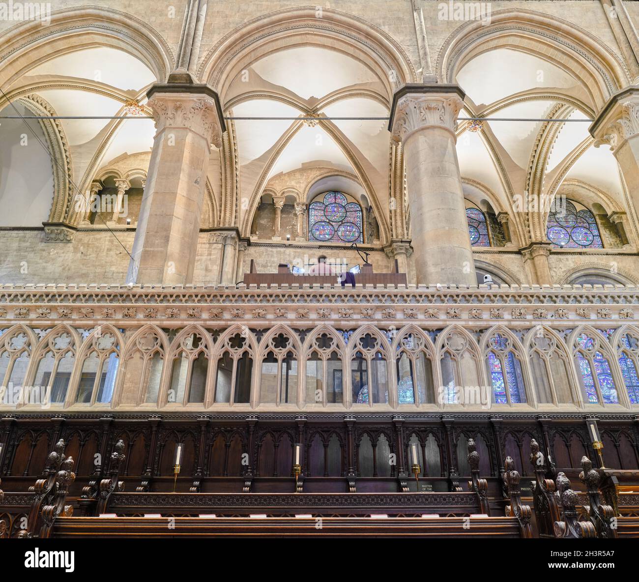 Bänke und Orgelloft im Chor der Kathedrale von Canterbury, England. Stockfoto