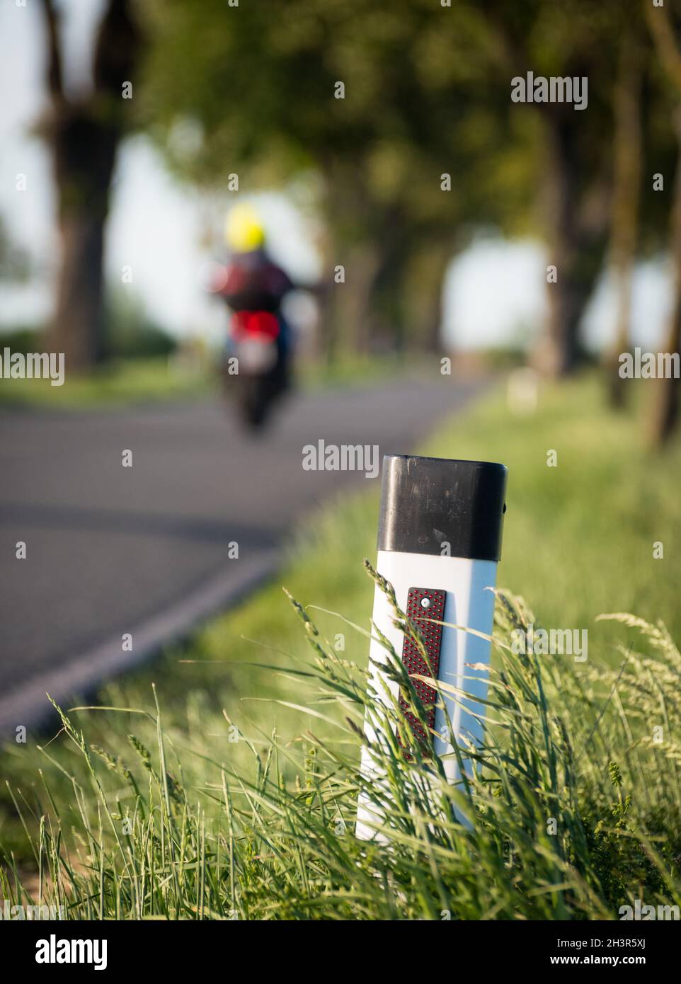 Motorradfahrer, die auf einer Landstraße fahren Stockfoto