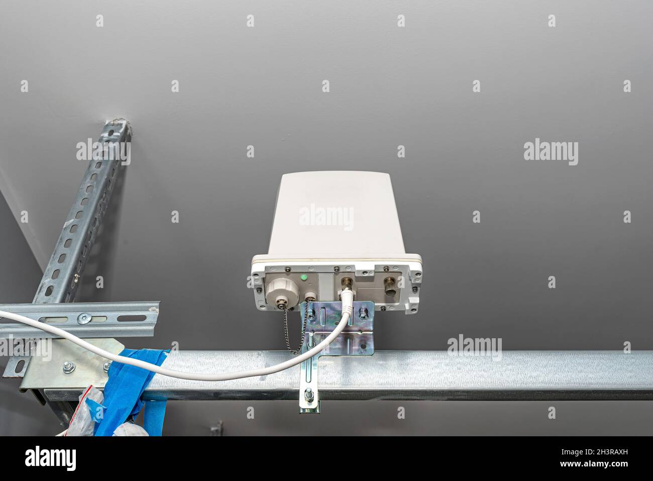 Antennenverstärker für mobiles Internet zu Hause, im Gebäude am Garagentor montiert. Stockfoto