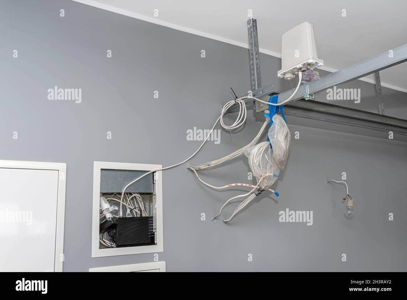 Antennenverstärker für mobiles Internet zu Hause, im Gebäude am Garagentor montiert. Stockfoto