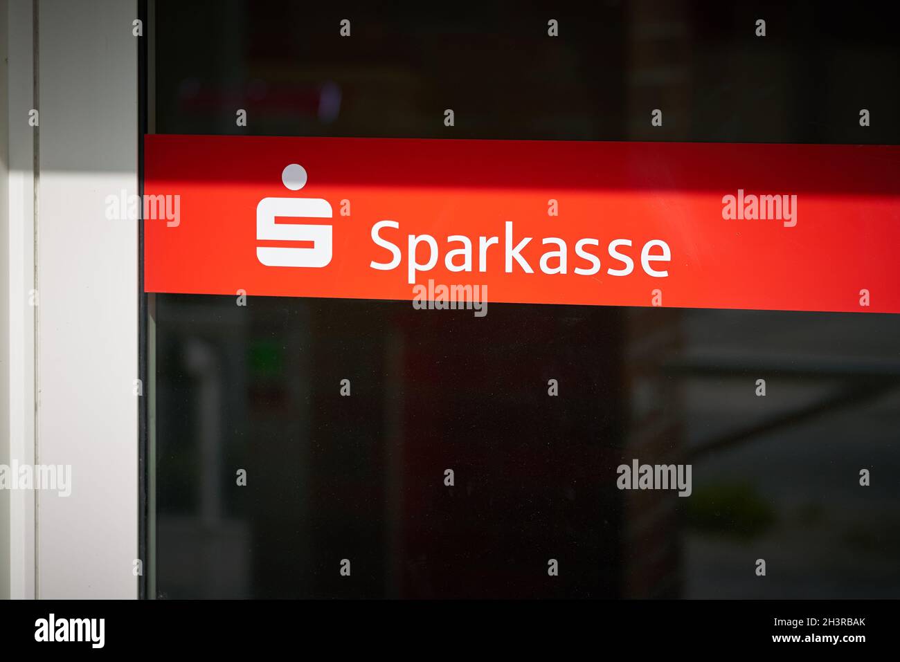 Eingangstür zur Filiale einer Sparkasse in der Stadtzentrum von Magdeburg in Deutschland Stockfoto