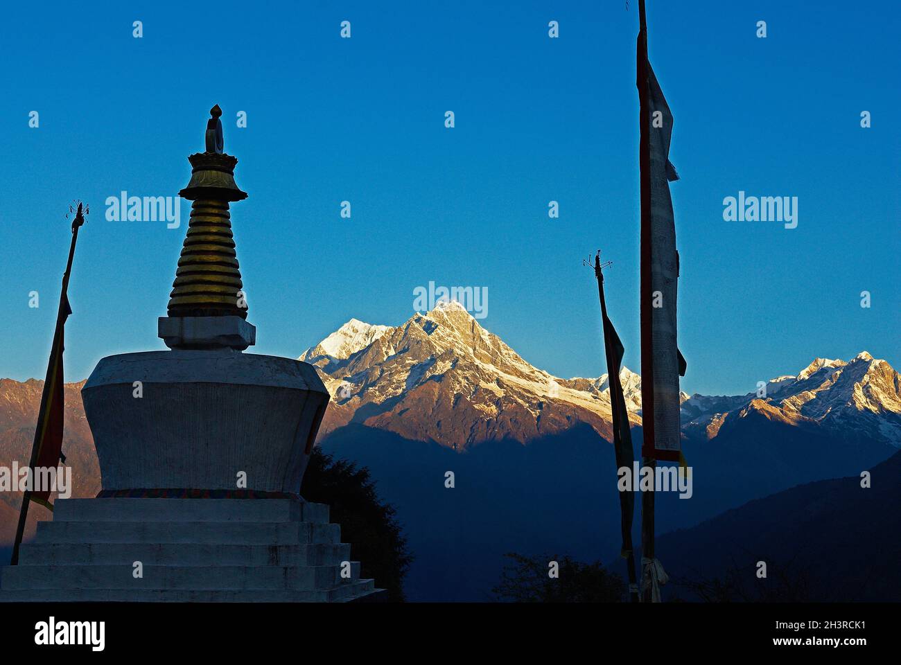 Nepal. Khumbu-Region. Stupa und Gebetsfahne mit dem Berg Rolwalin auf dem Rücken. . Stockfoto